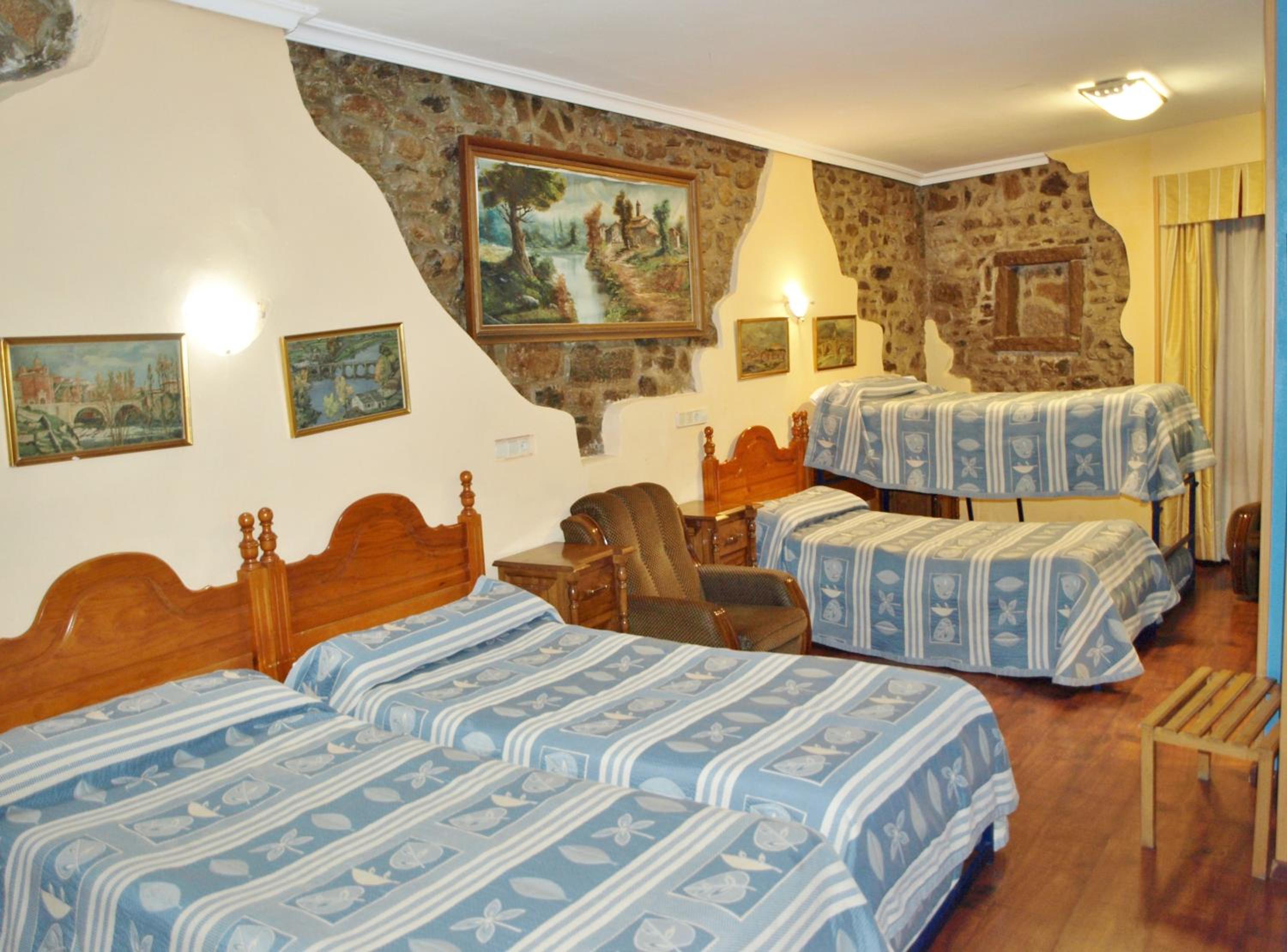 Family Room (5 Adults) photo 2