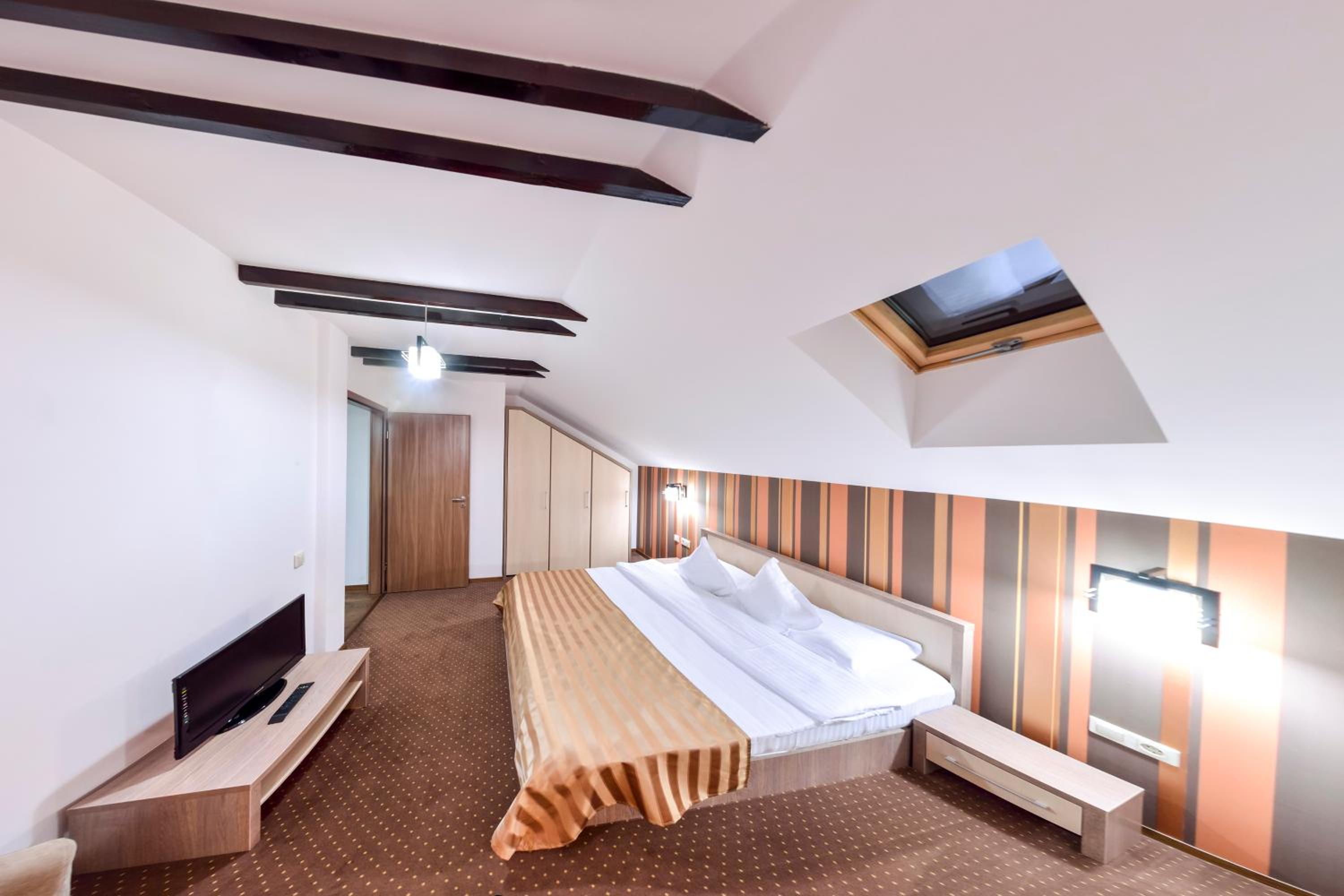 Suite with Spa Bath - Photo 7