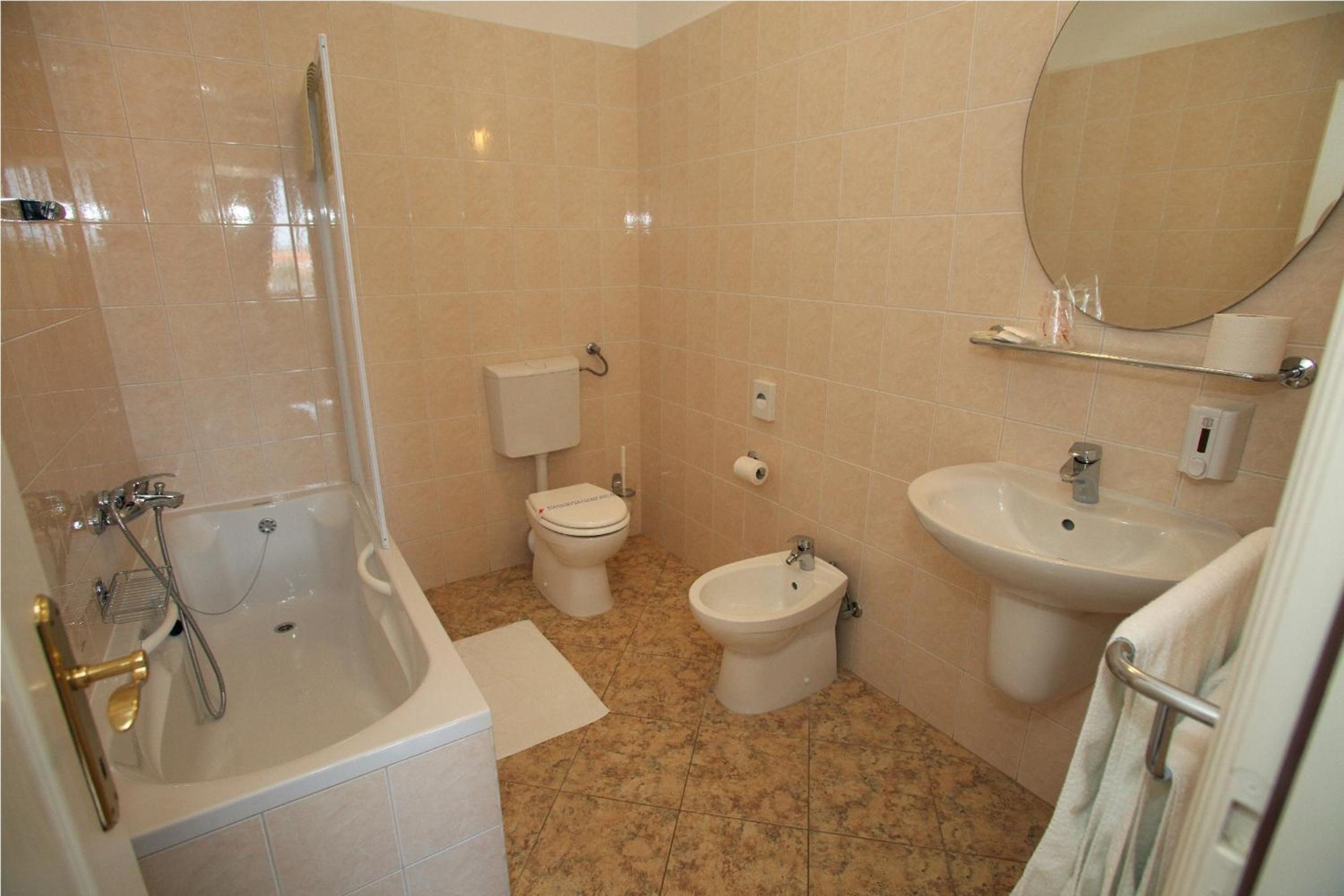 Double Room with City View - Photo 5