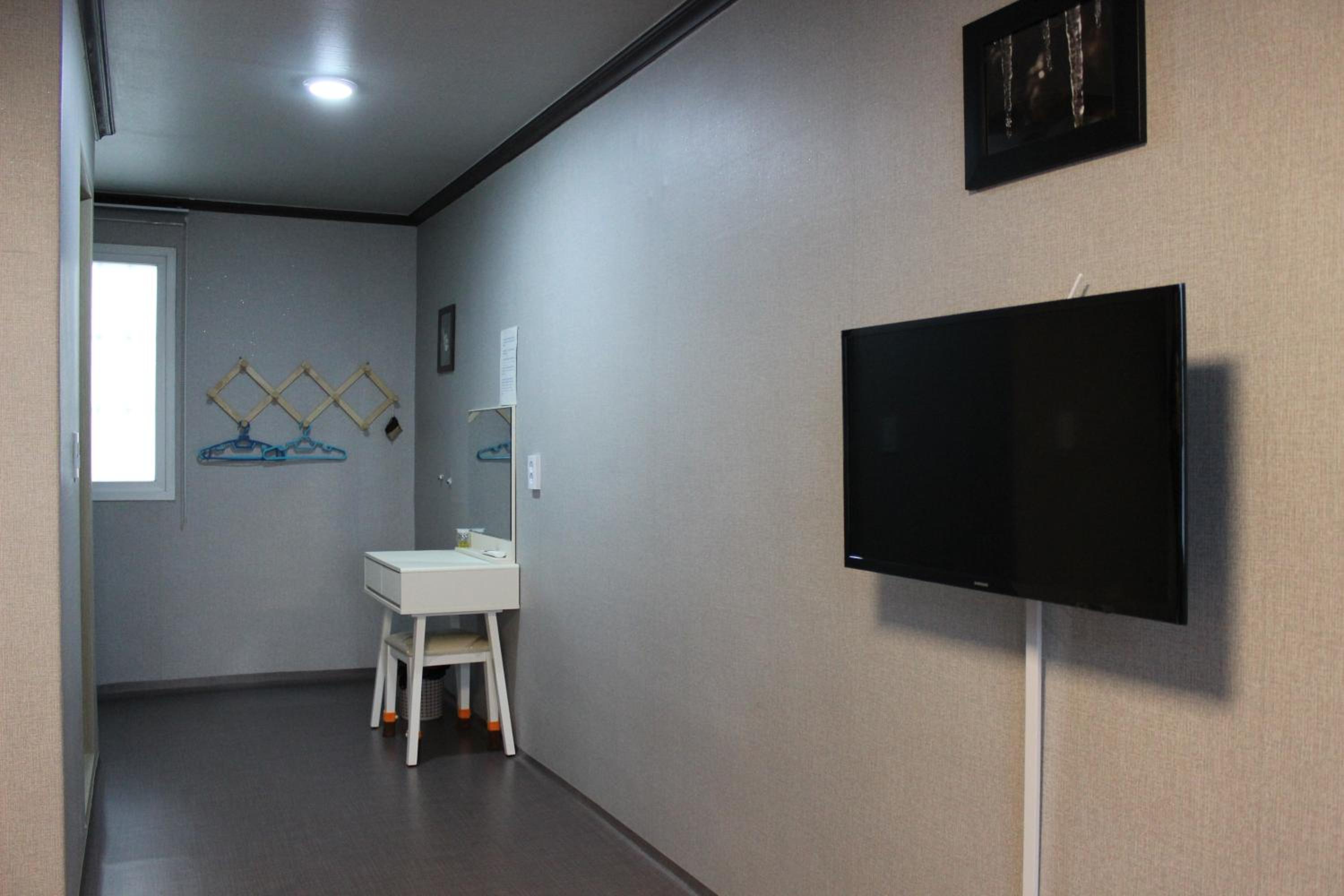 Family Room - Photo 3