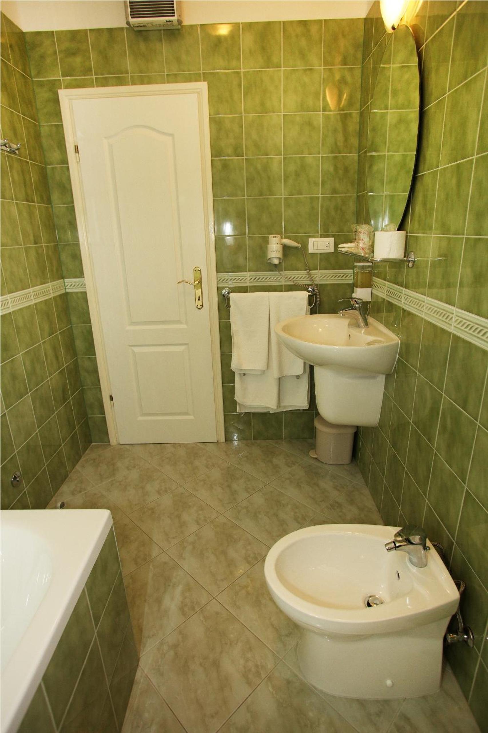 Double Room with City View - Photo 31