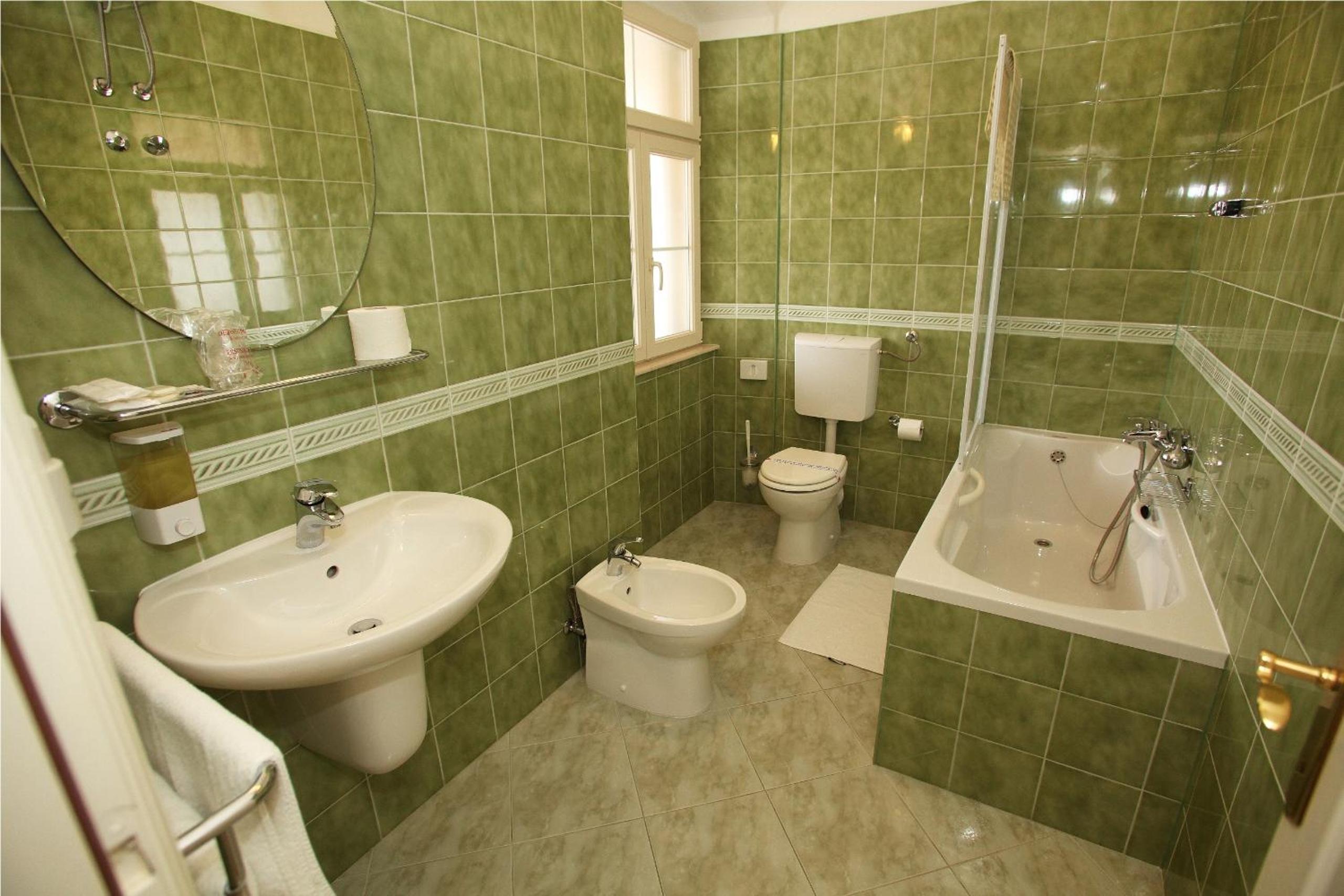 Double Room with City View - Photo 23