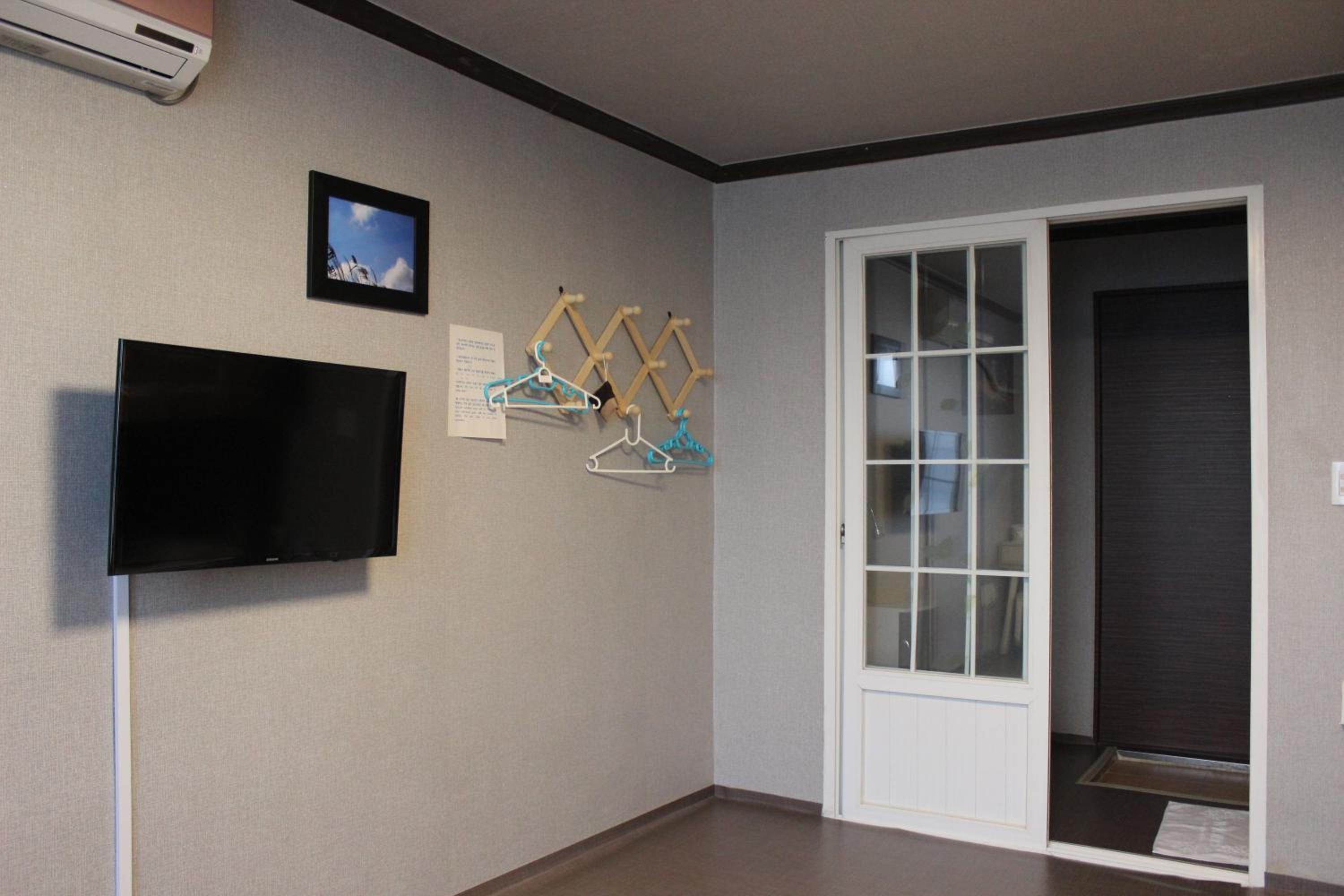 Family Room with Mountain View photo 1
