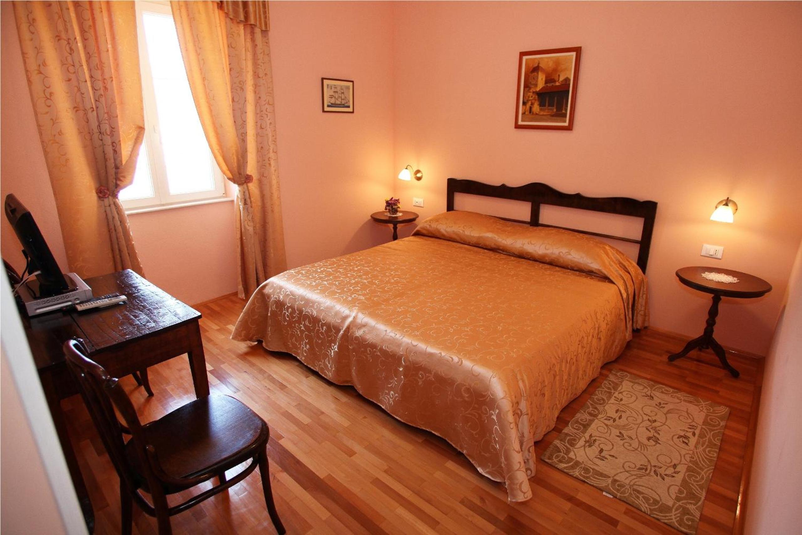 Double Room with City View - Photo 19
