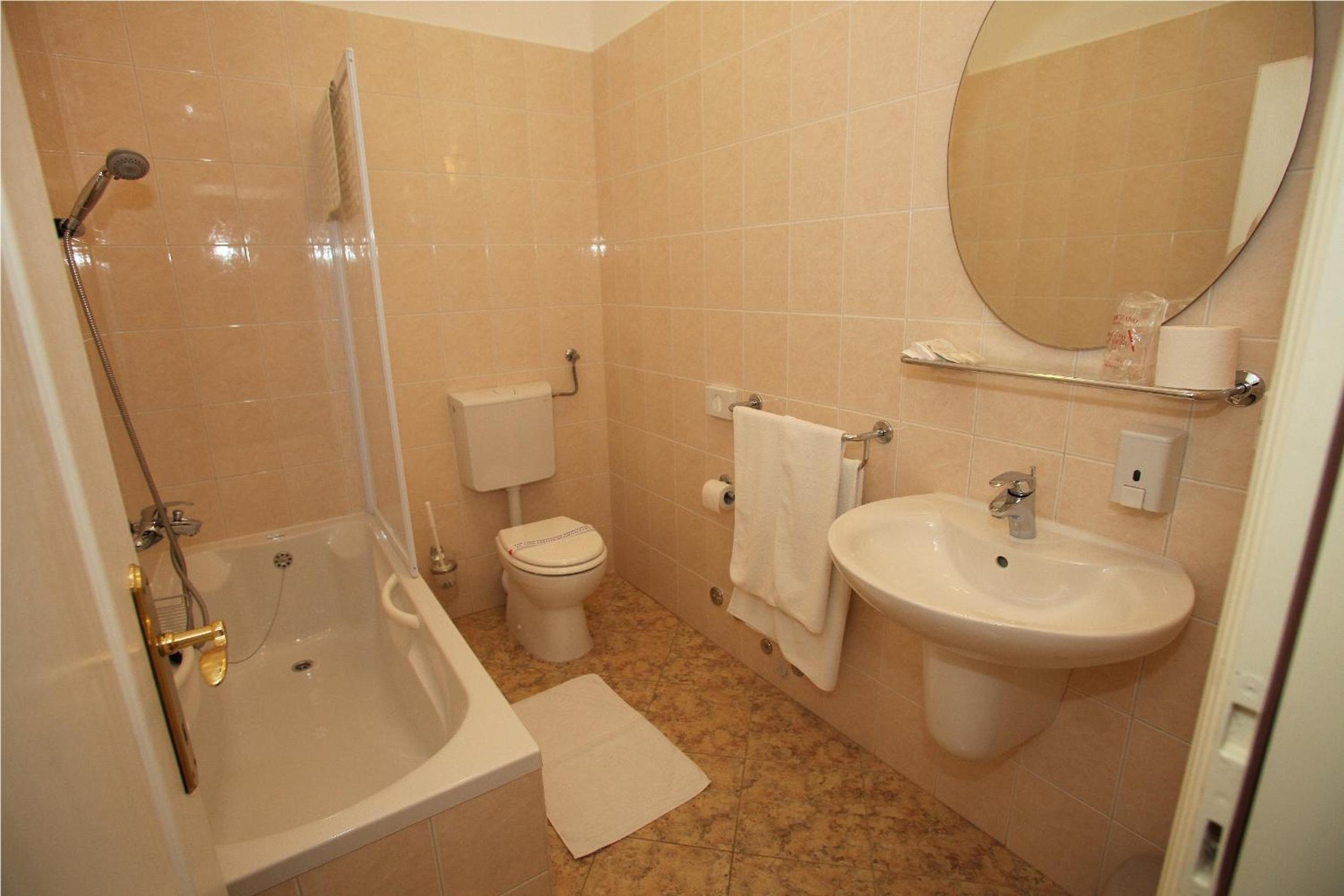 Double Room with City View - Photo 13