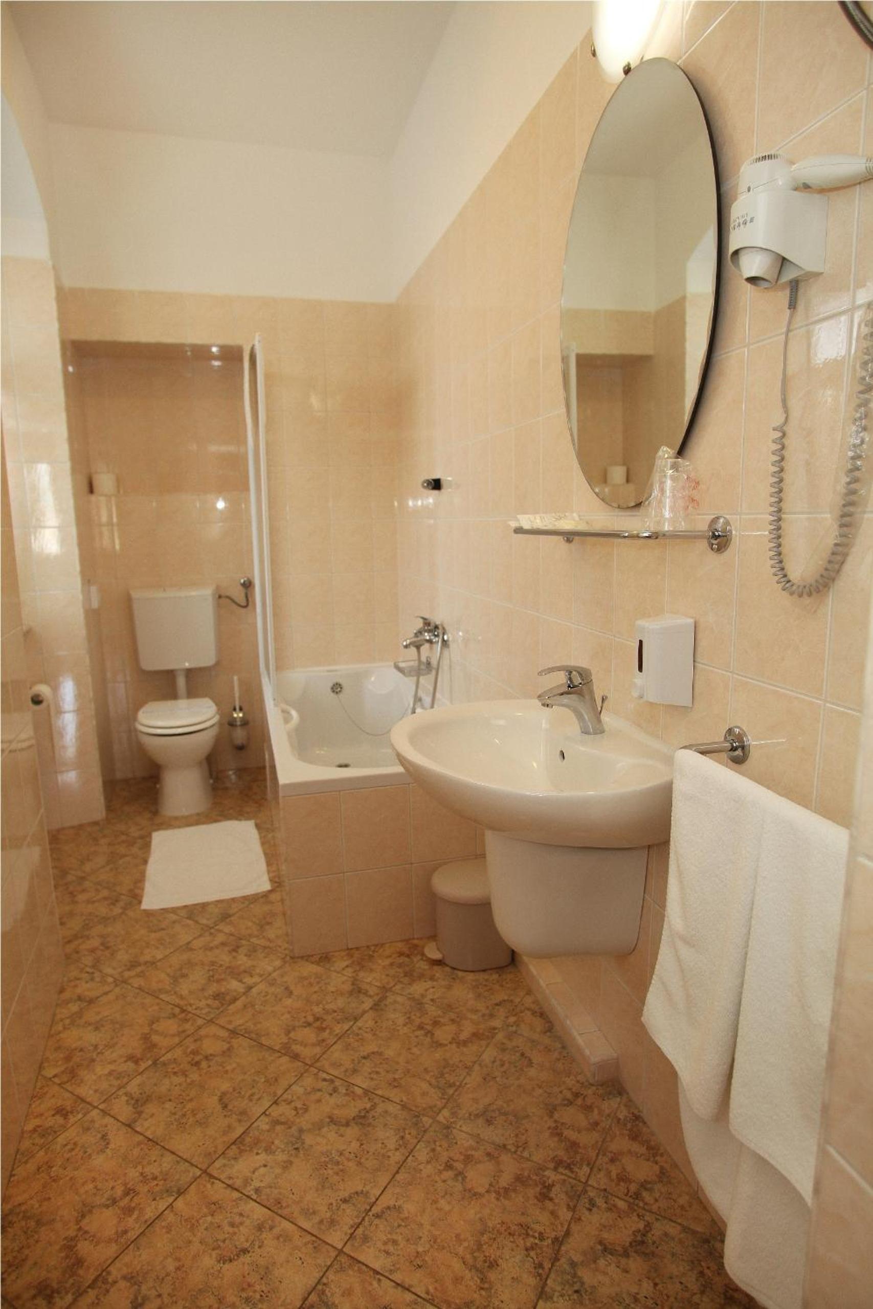 Double Room with City View - Photo 16