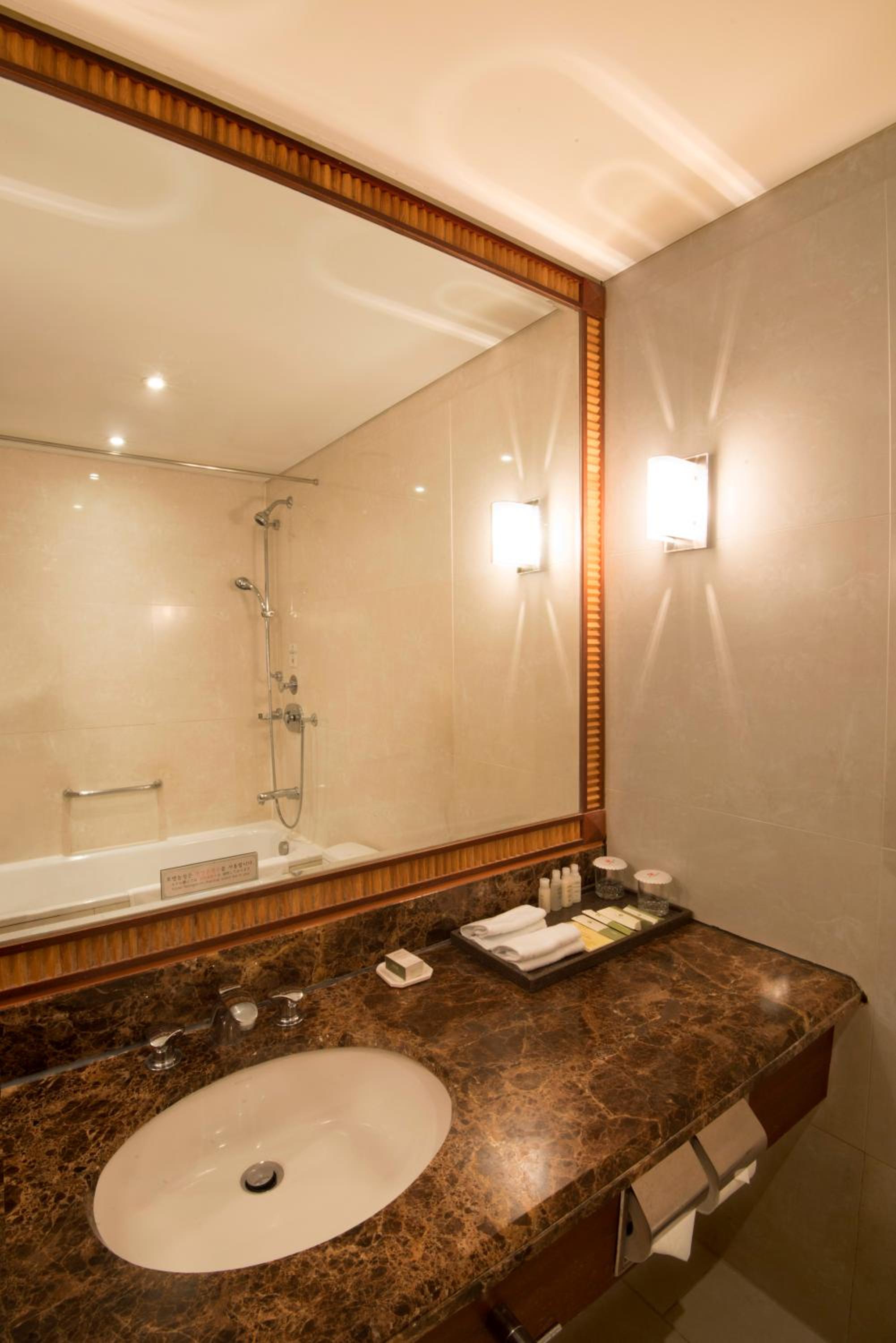 Superior Suite - Two Welcome Drink Coupons per stay - Photo 4