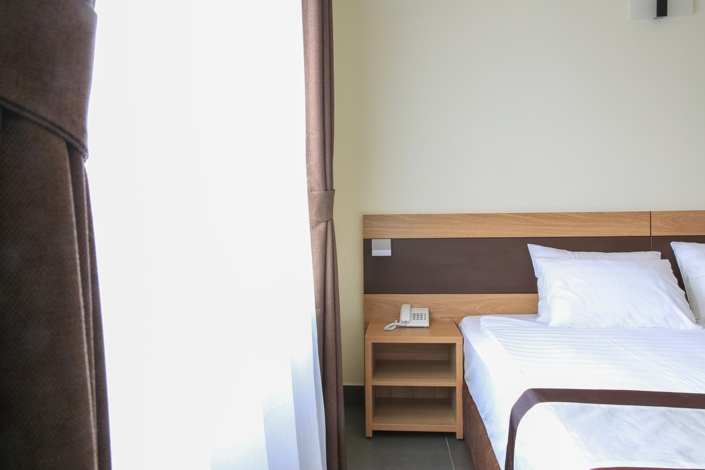Large Double Room - Photo 5