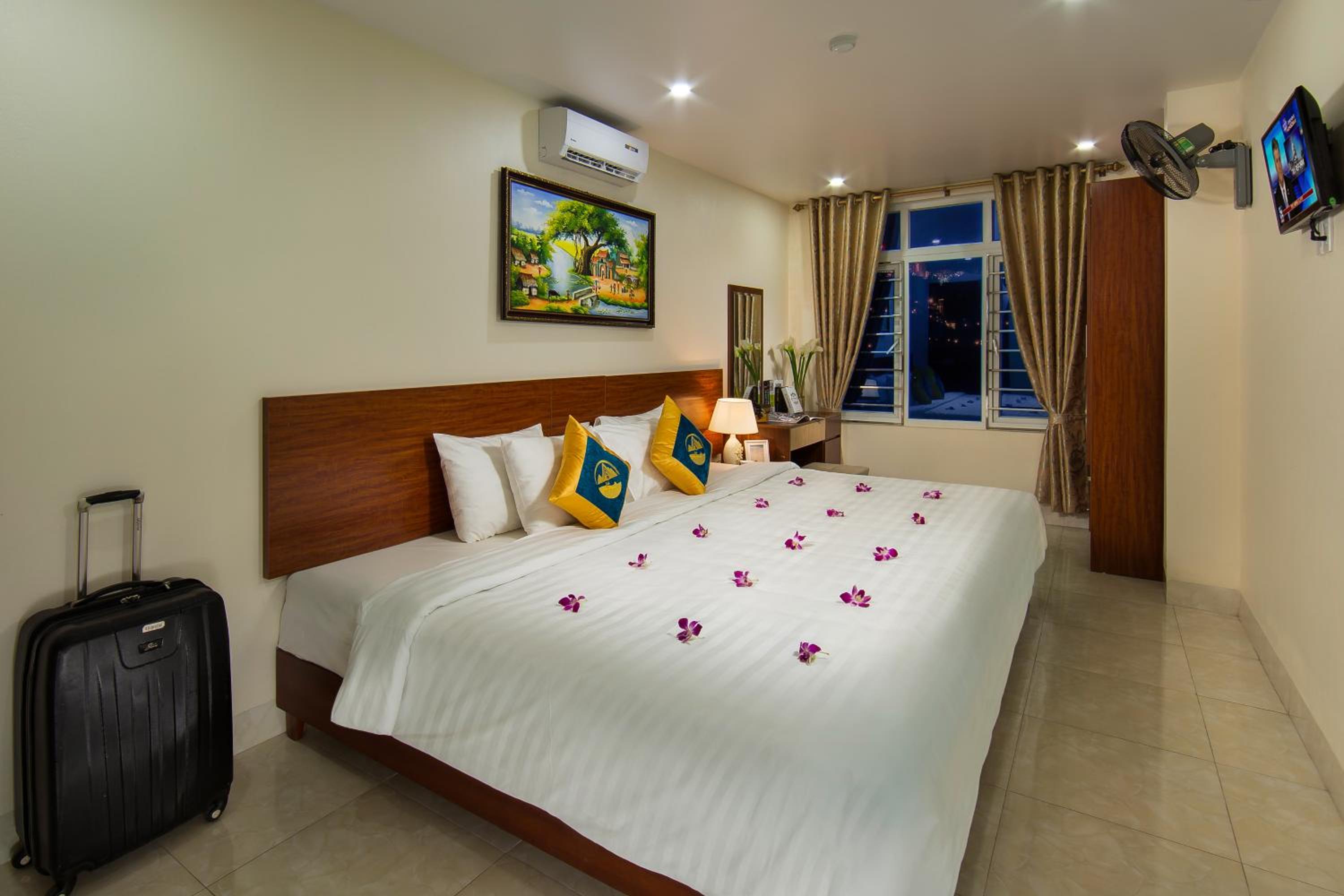 Deluxe Double or Twin Room with Mountain View