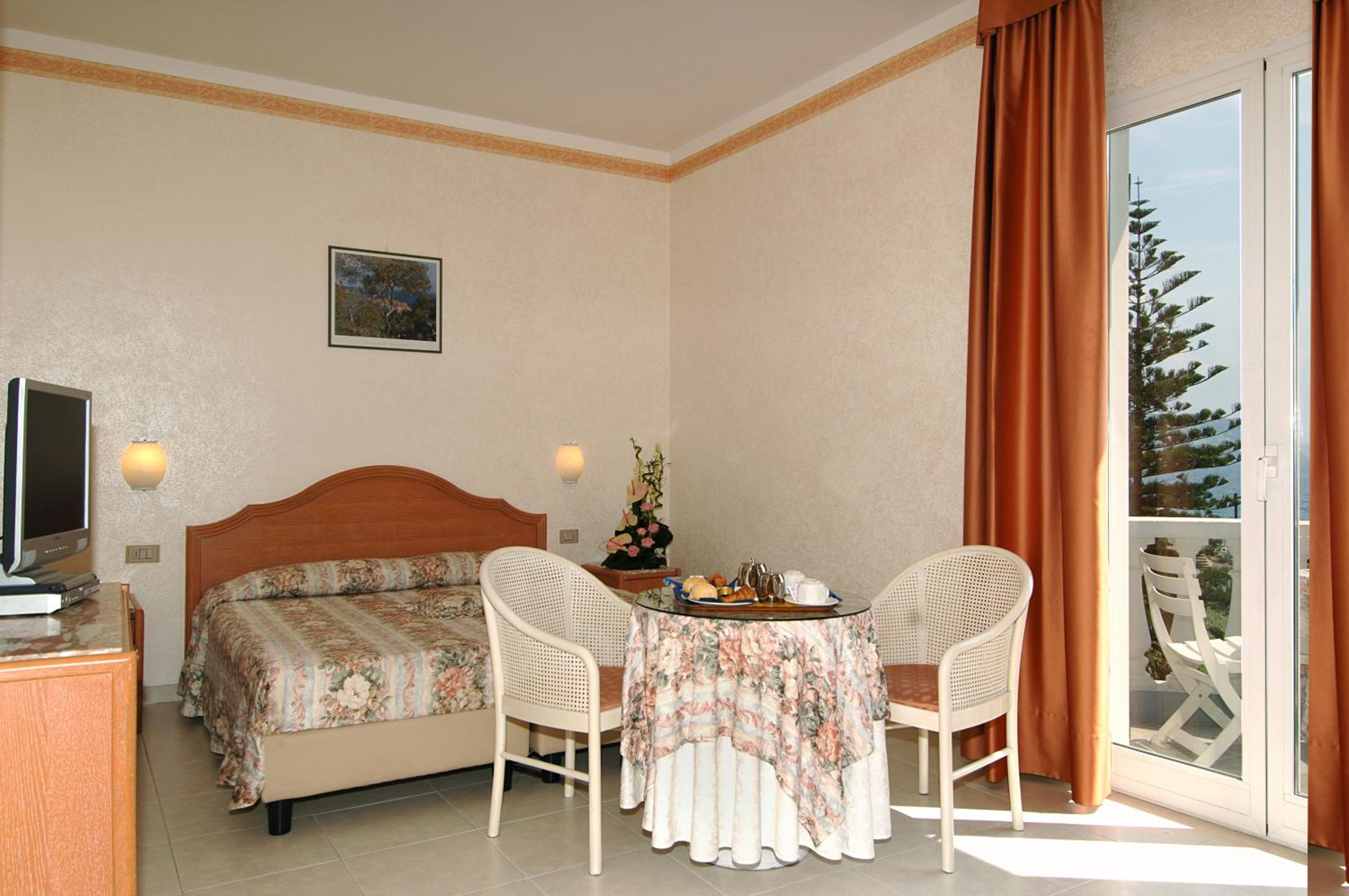 Double Room with Balcony and Partial Sea View photo 1