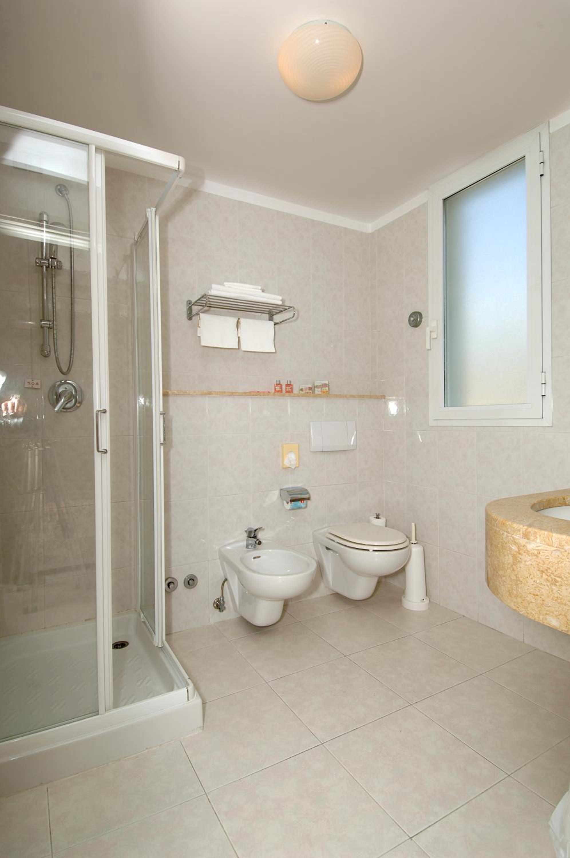 Double Room with Balcony and Partial Sea View photo 3