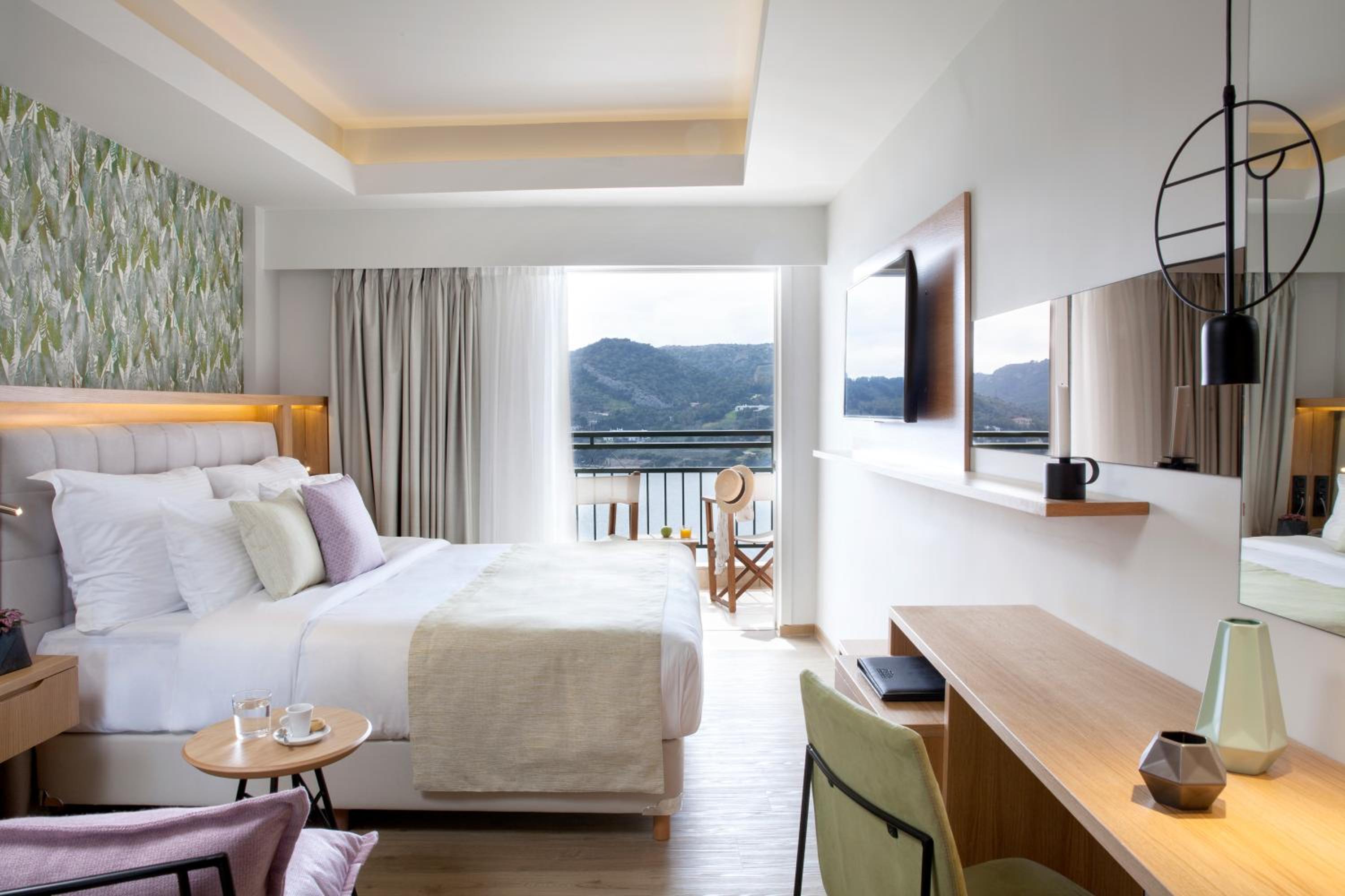 Deluxe Room with Sea View - Photo 1