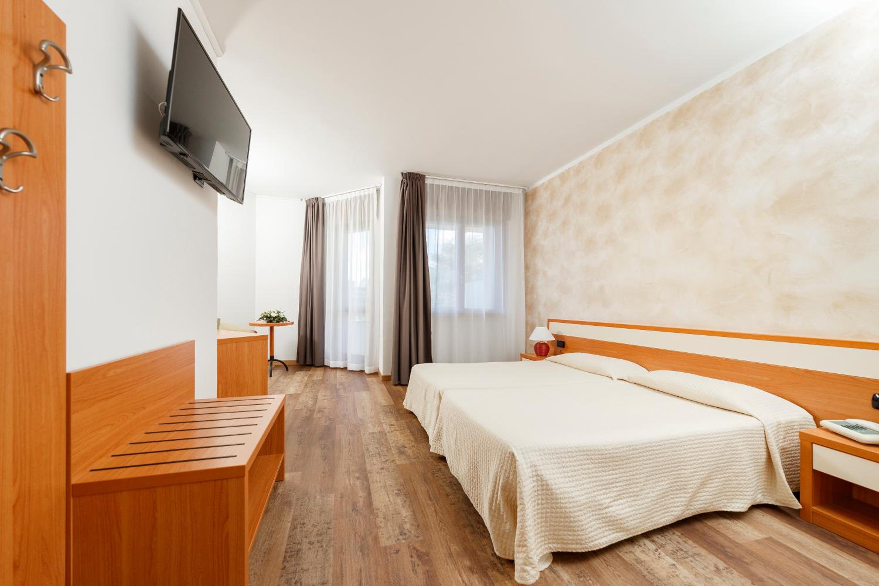 Double Room with Balcony - Photo 2