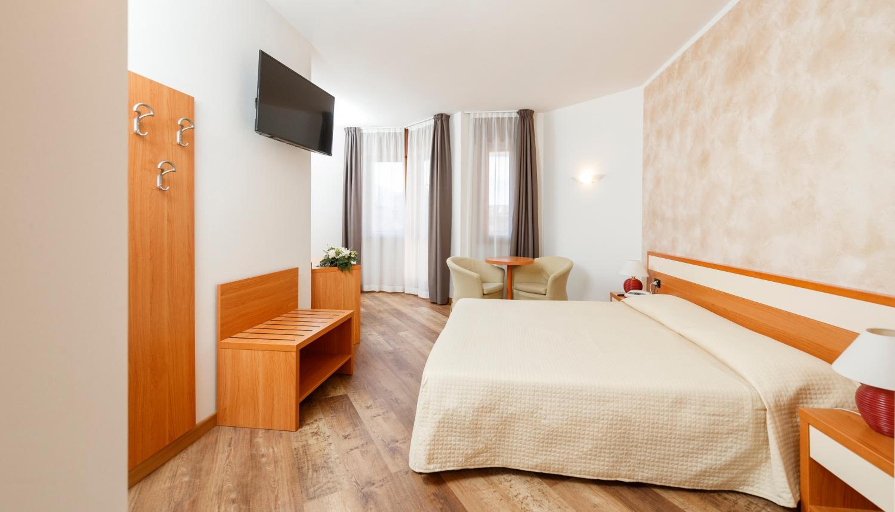 Double Room with Balcony - Photo 1
