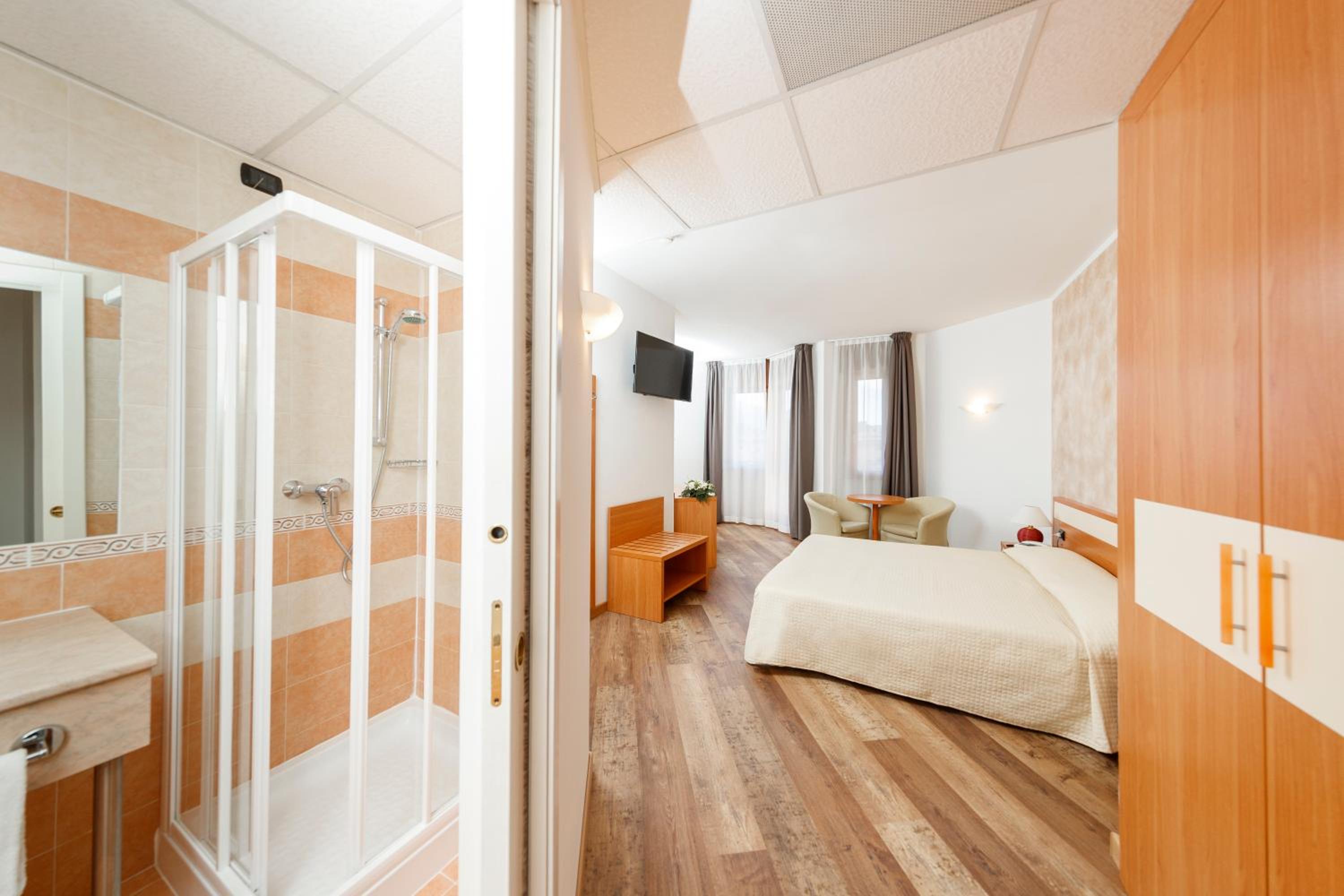 Double Room with Balcony - Photo 6