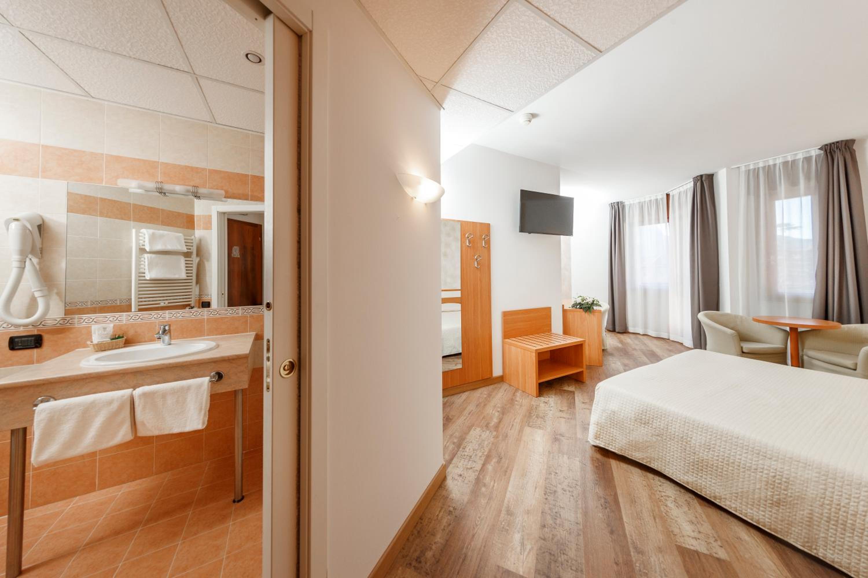 Double Room with Balcony - Photo 8