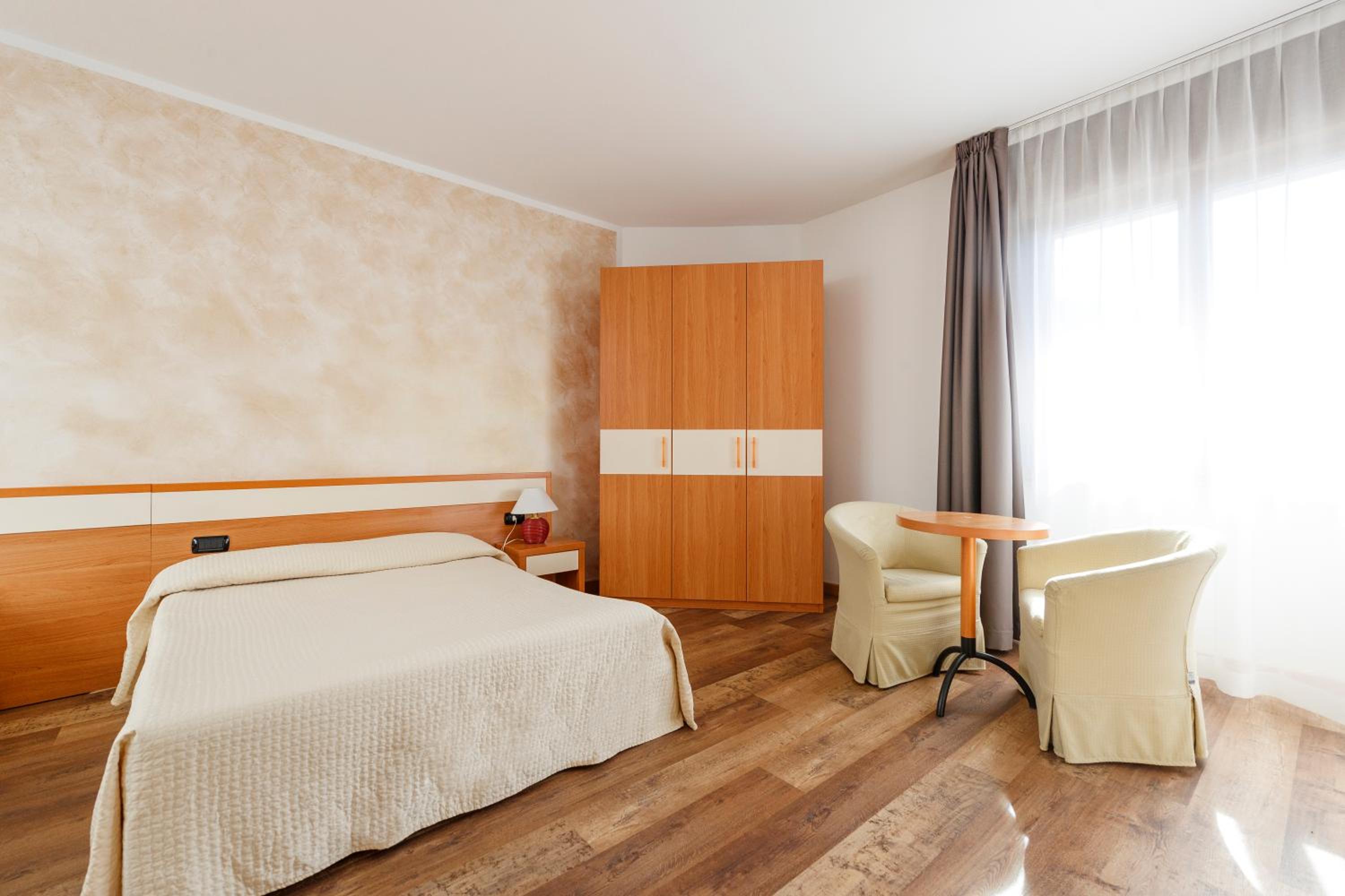 Double Room with Balcony - Photo 5