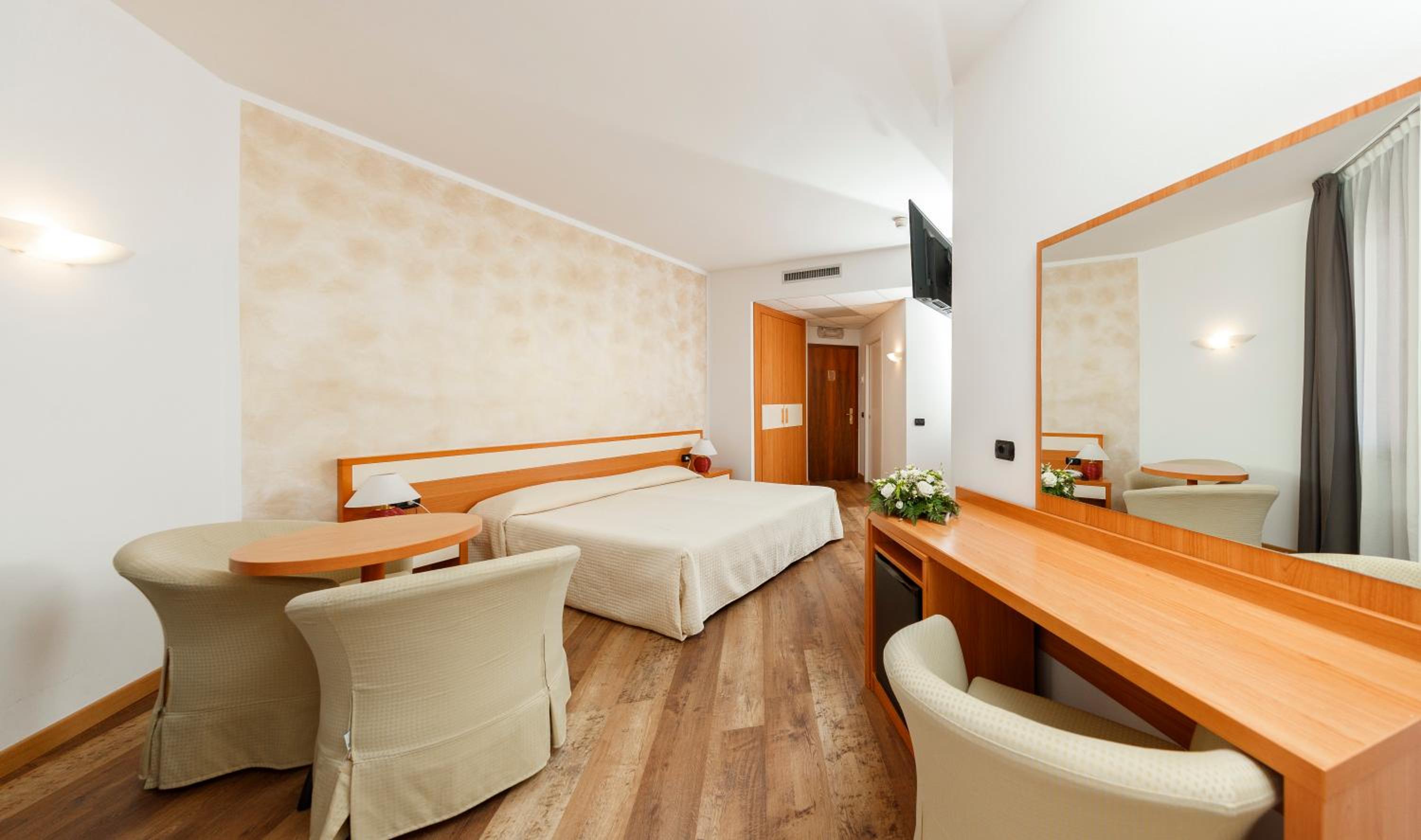 Double Room with Balcony - Photo 9