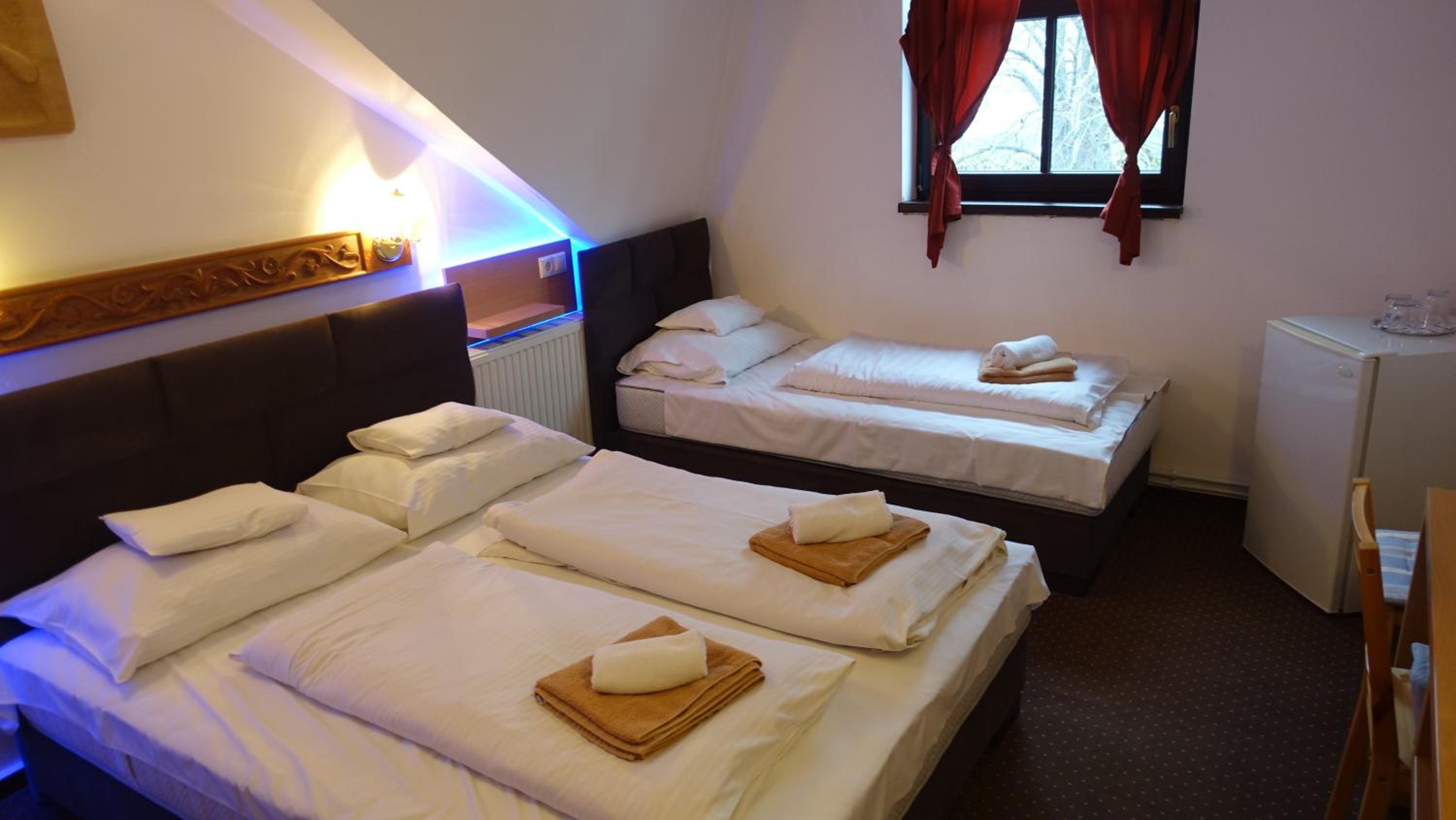Triple Room with Bathroom - Photo 10