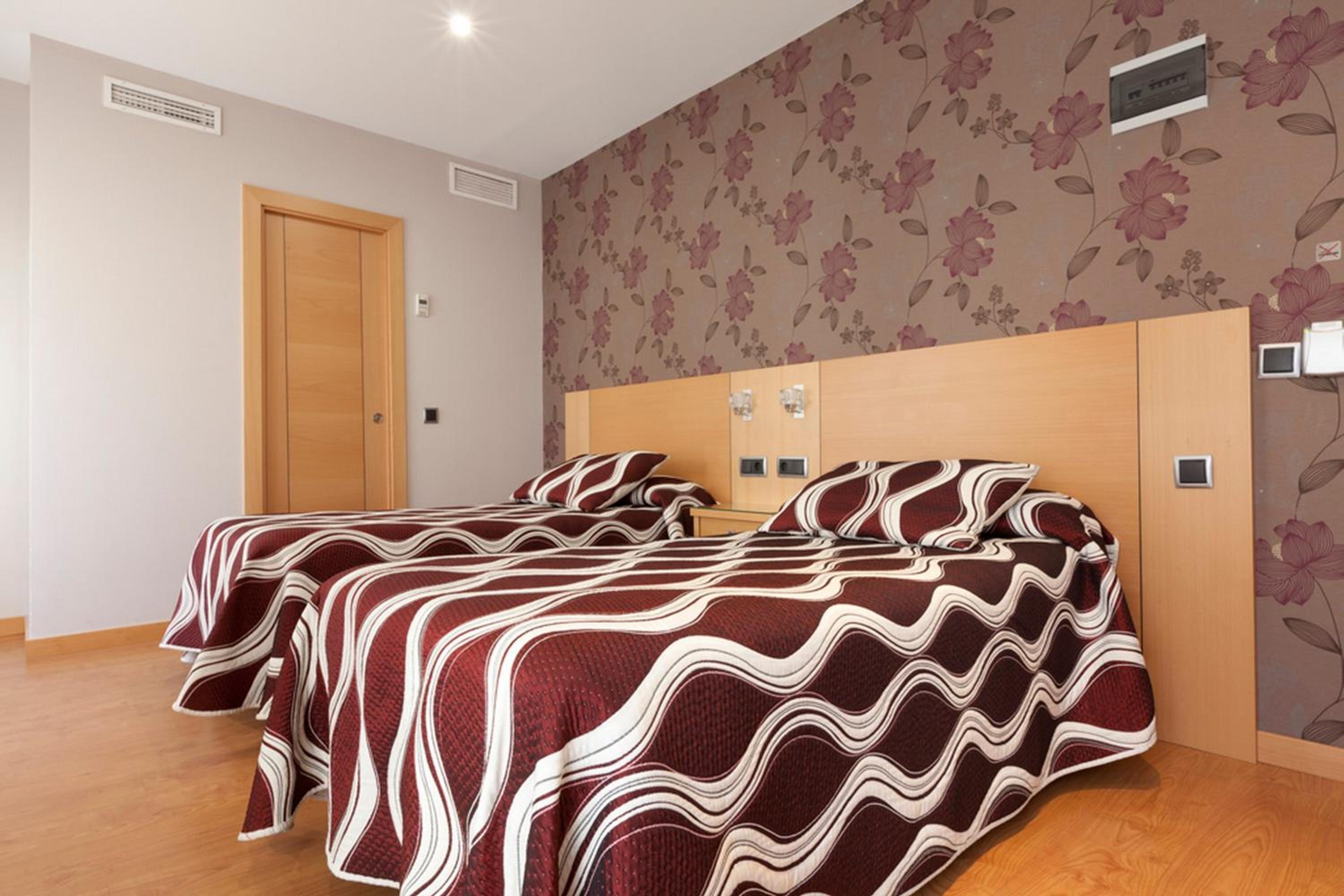 Double Room with Extra Bed (3 Adults) photo 3