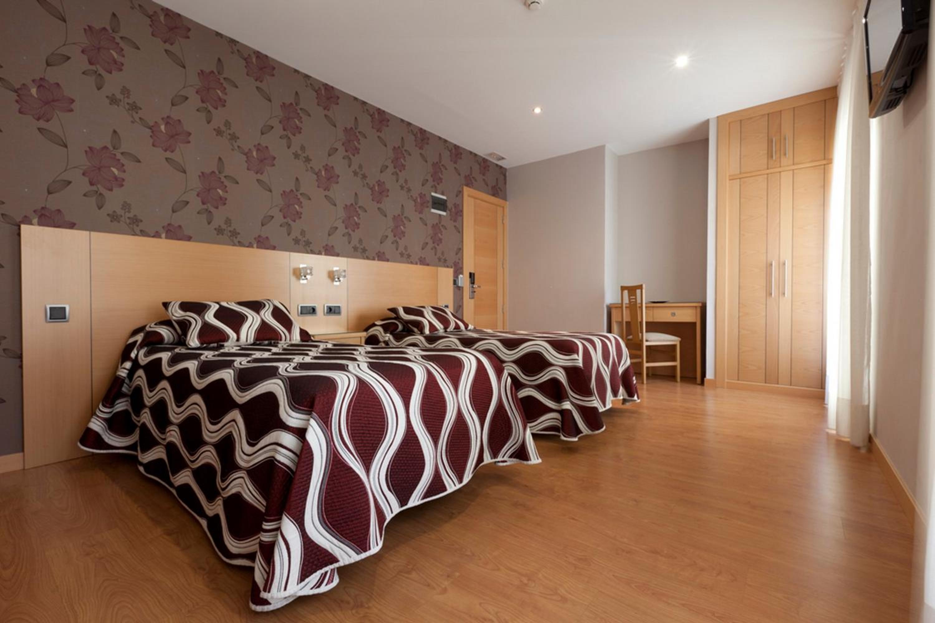 Double Room with Extra Bed (3 Adults) photo 3