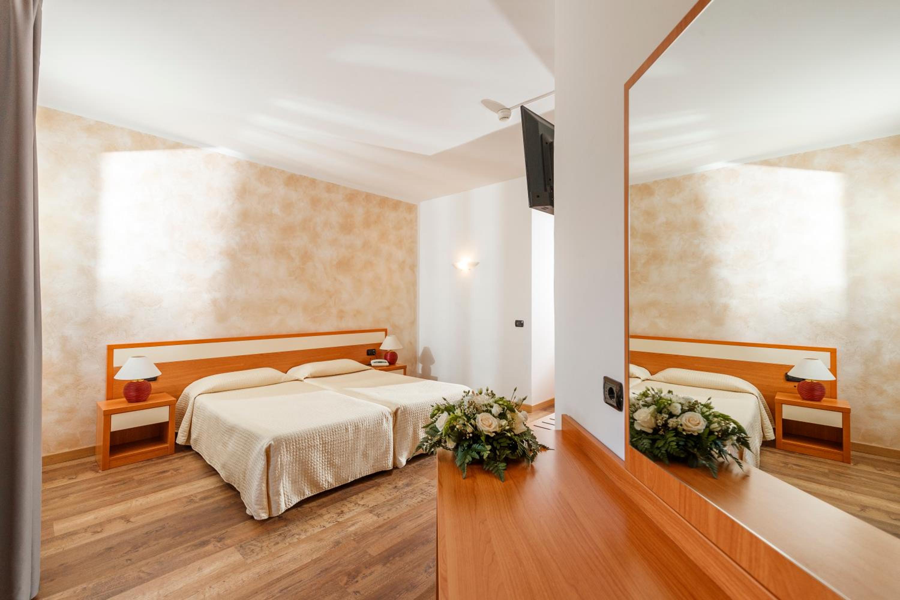Double Room with Balcony - Photo 7