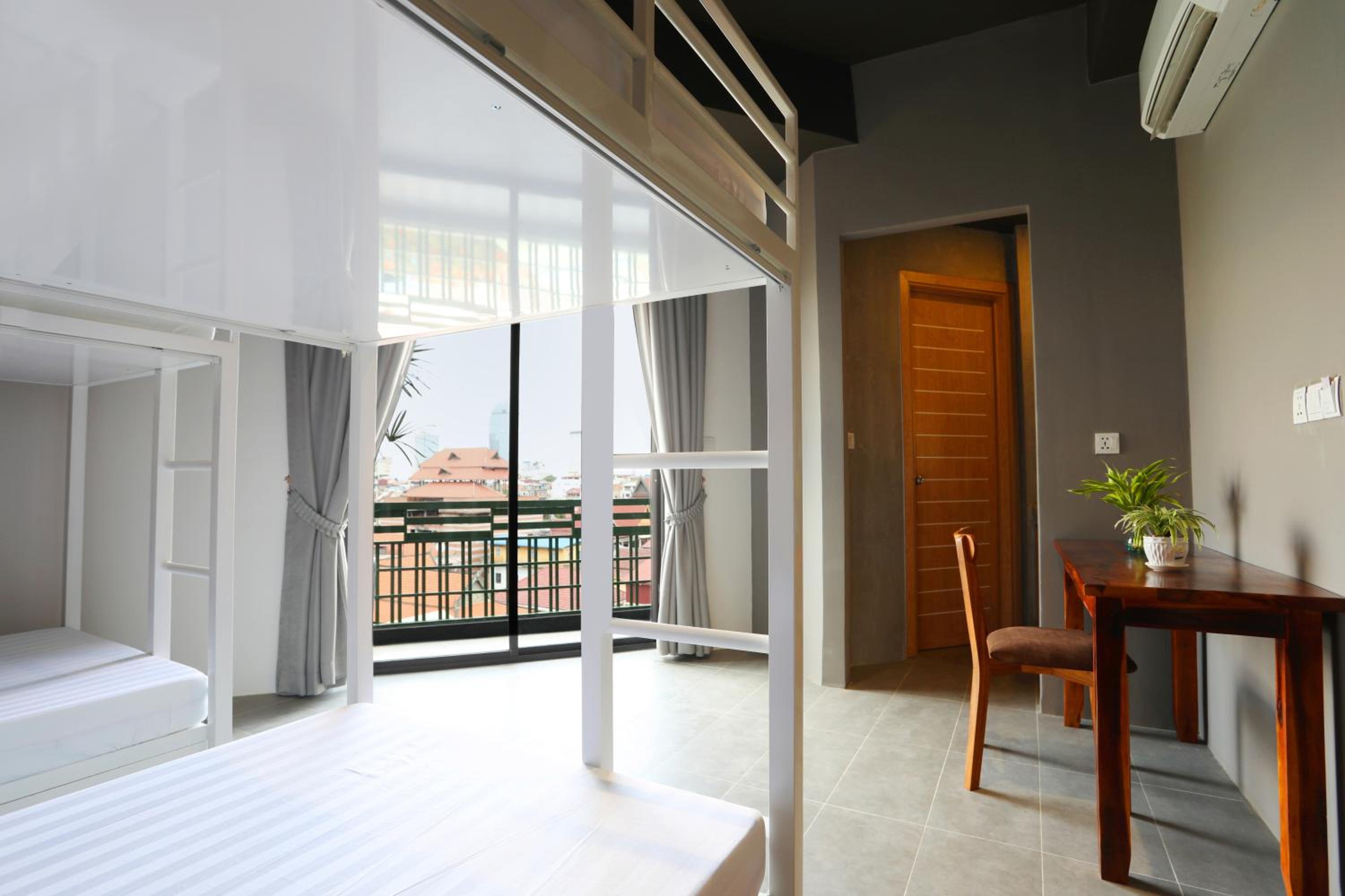 Family Room With Balcony photo 3