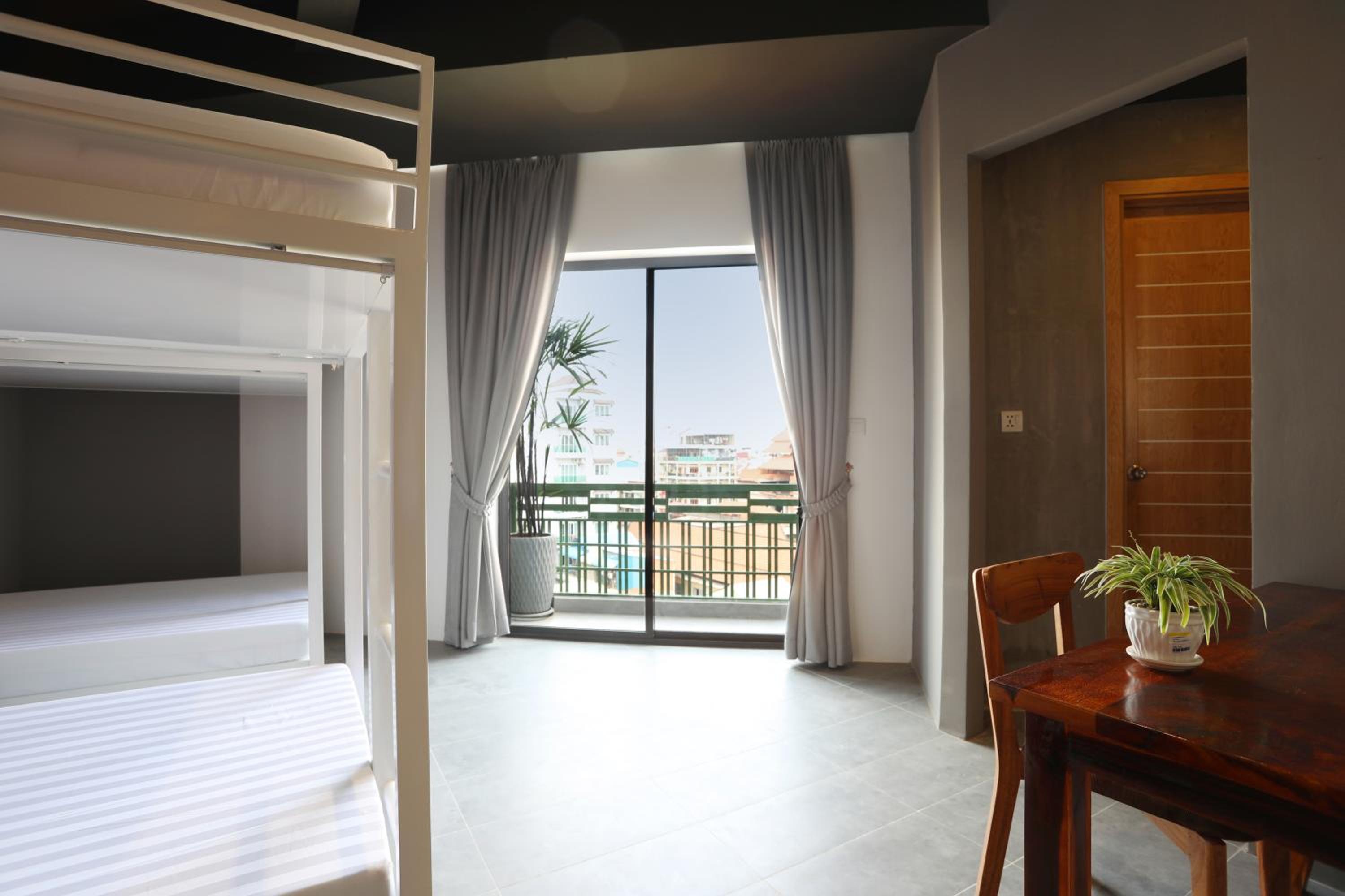 Family Room With Balcony photo 1