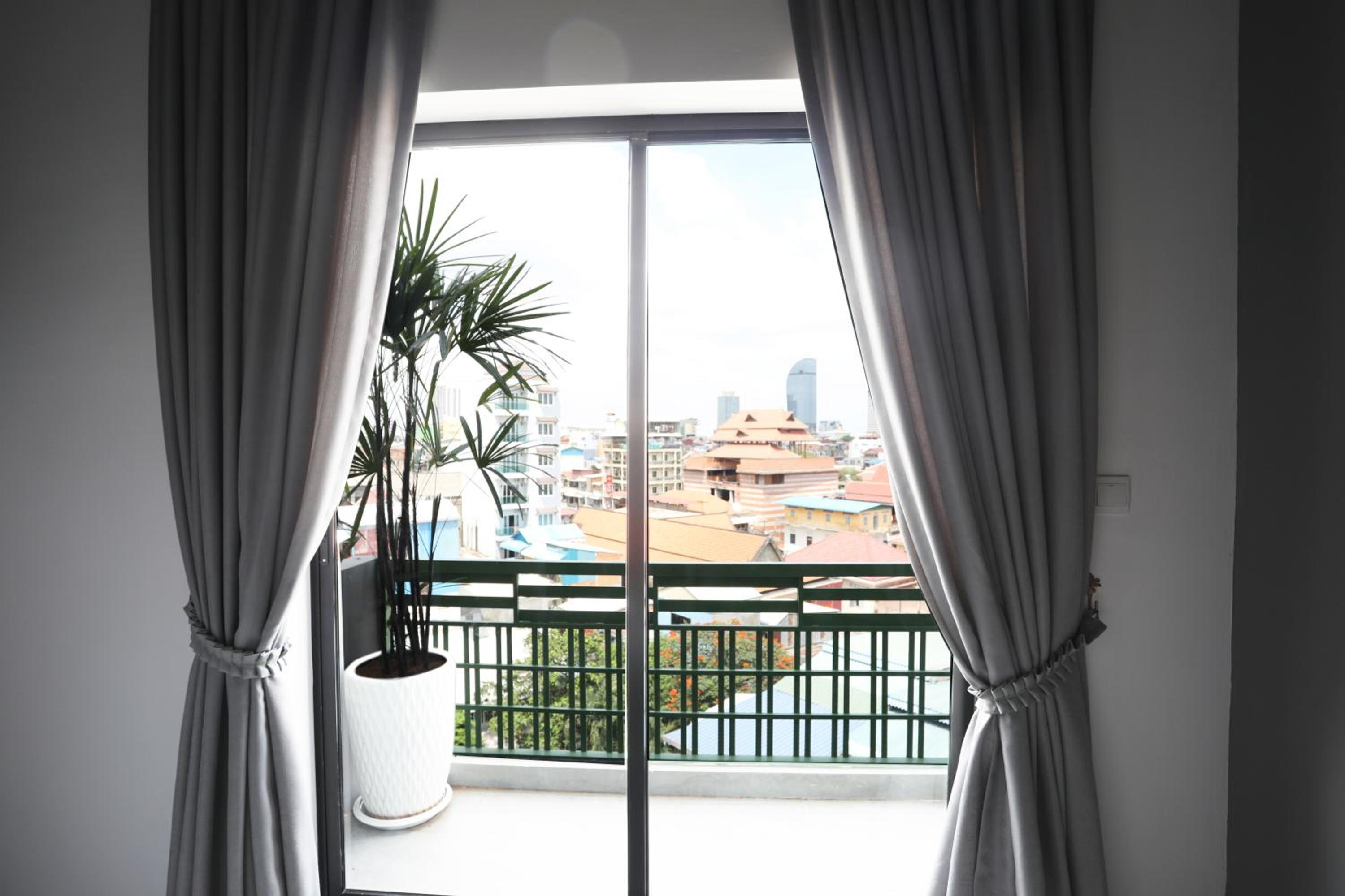 Family Room With Balcony photo 2
