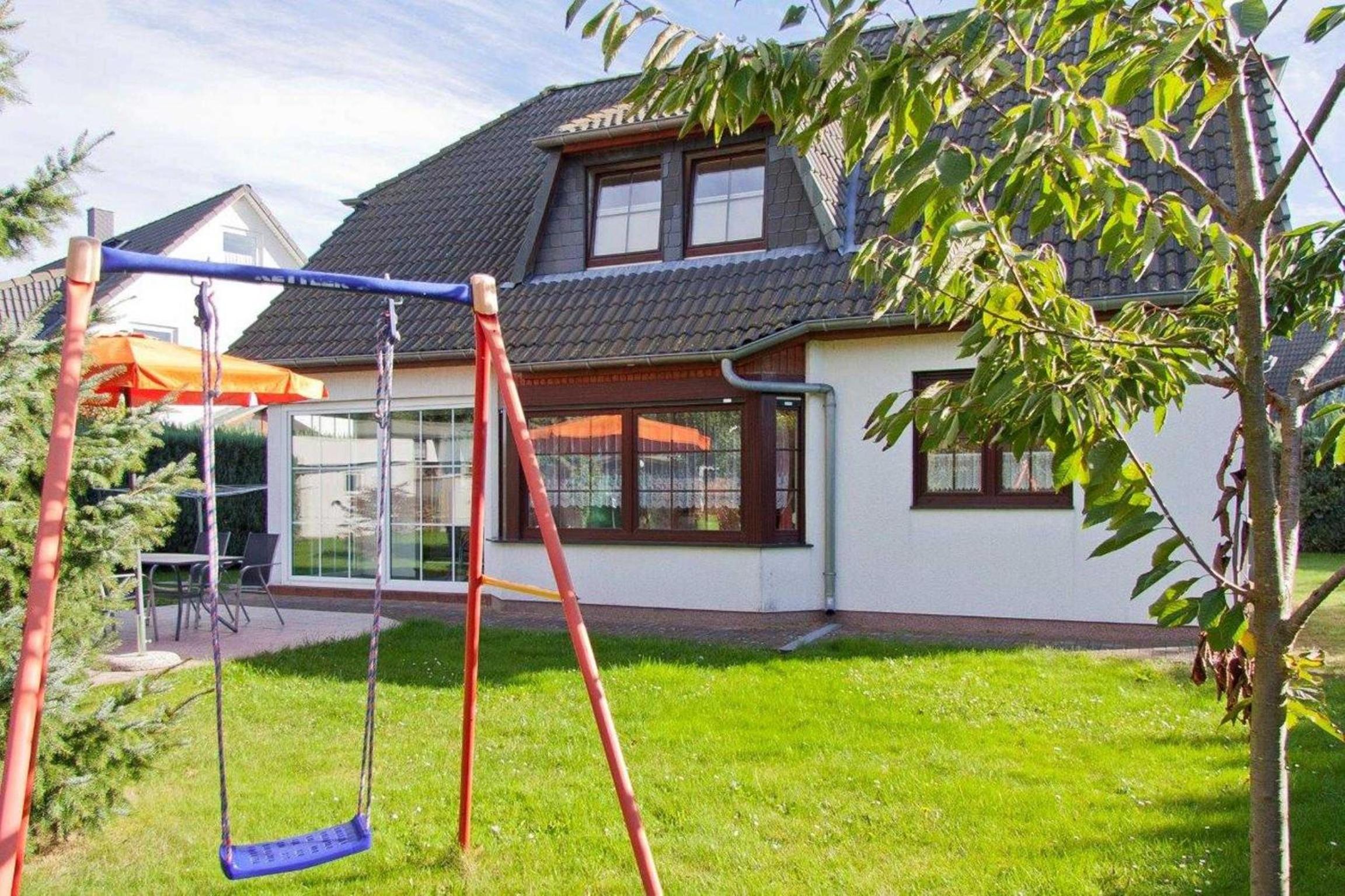 Three-Bedroom House photo 3