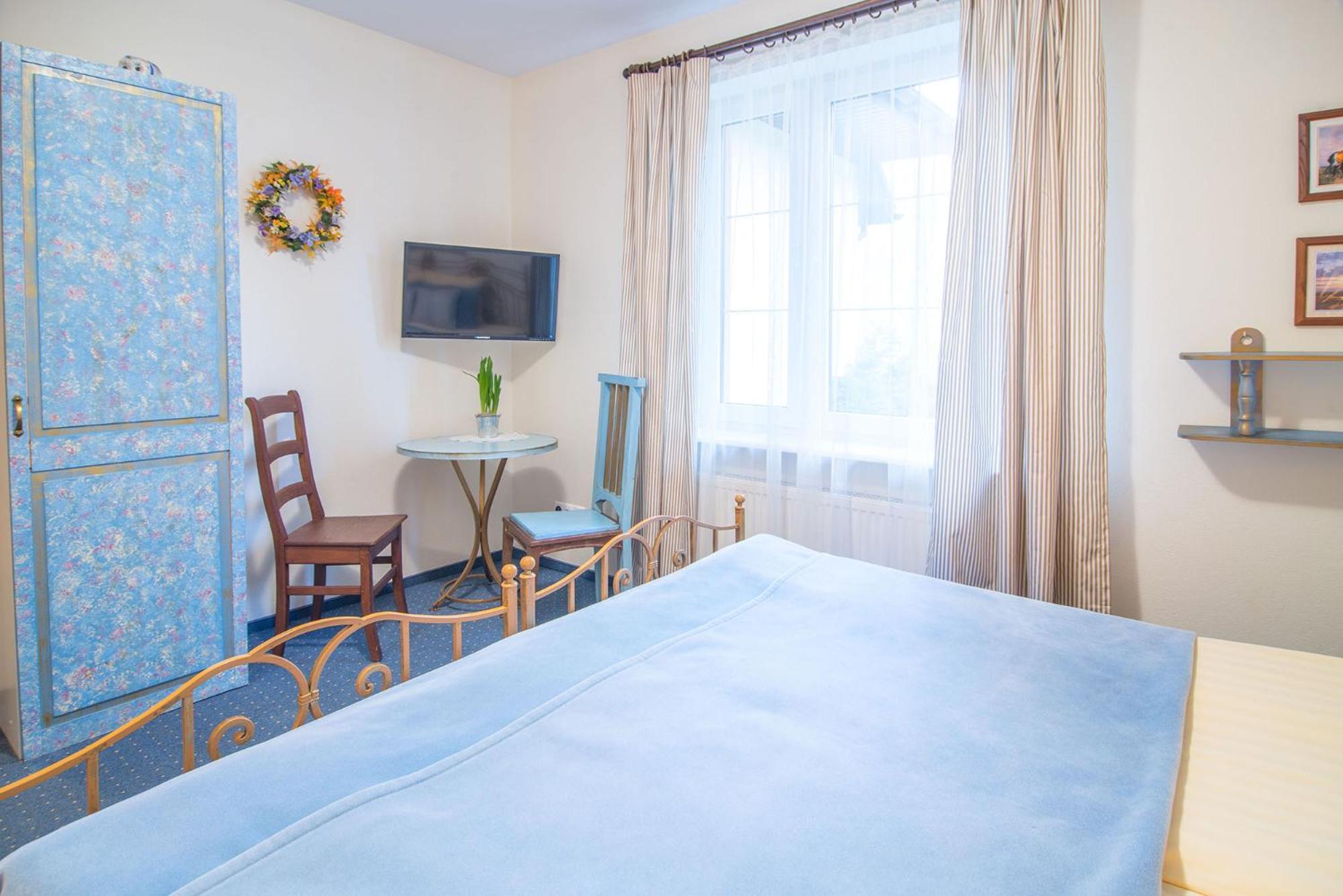Double or Twin Room with Private Bathroom - Photo 8