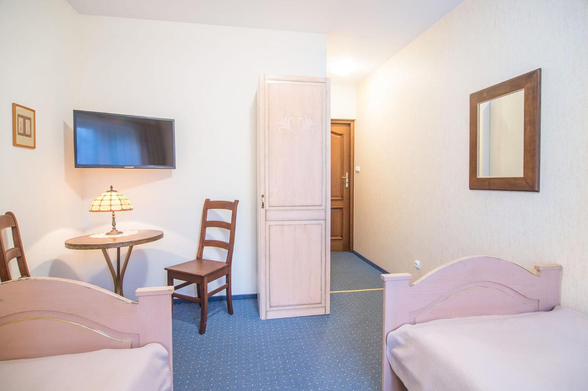 Double or Twin Room with Private Bathroom - Photo 9