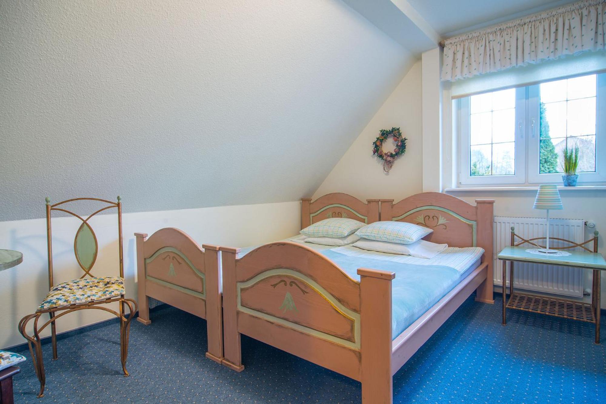 Double or Twin Room with Private Bathroom - Photo 7