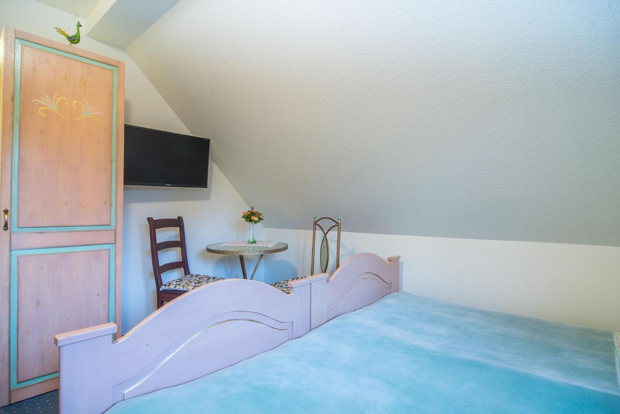 Double or Twin Room with Private Bathroom - Photo 6