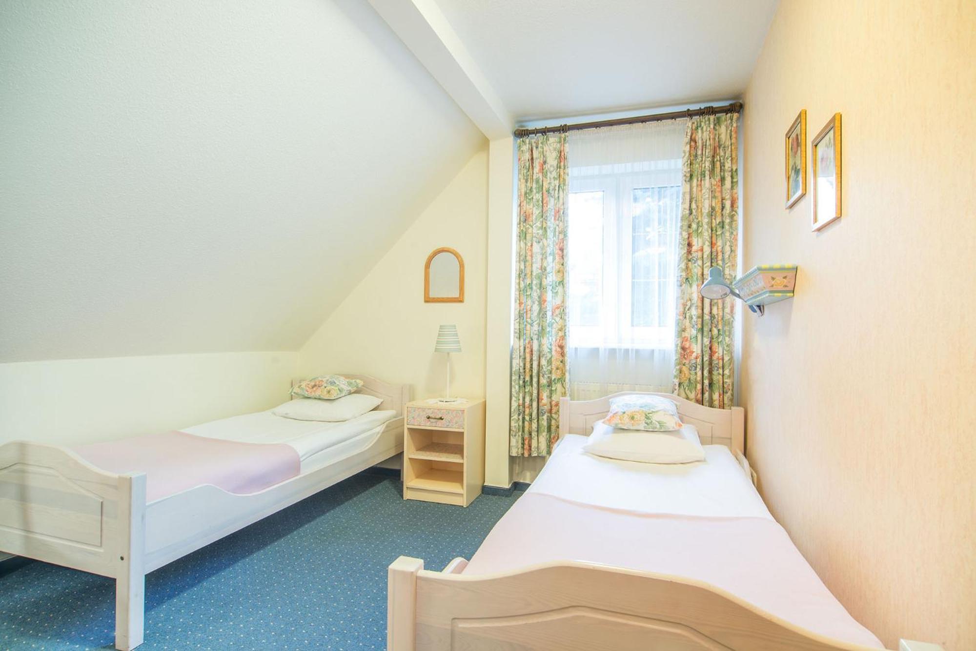 Double or Twin Room with Private Bathroom - Photo 3
