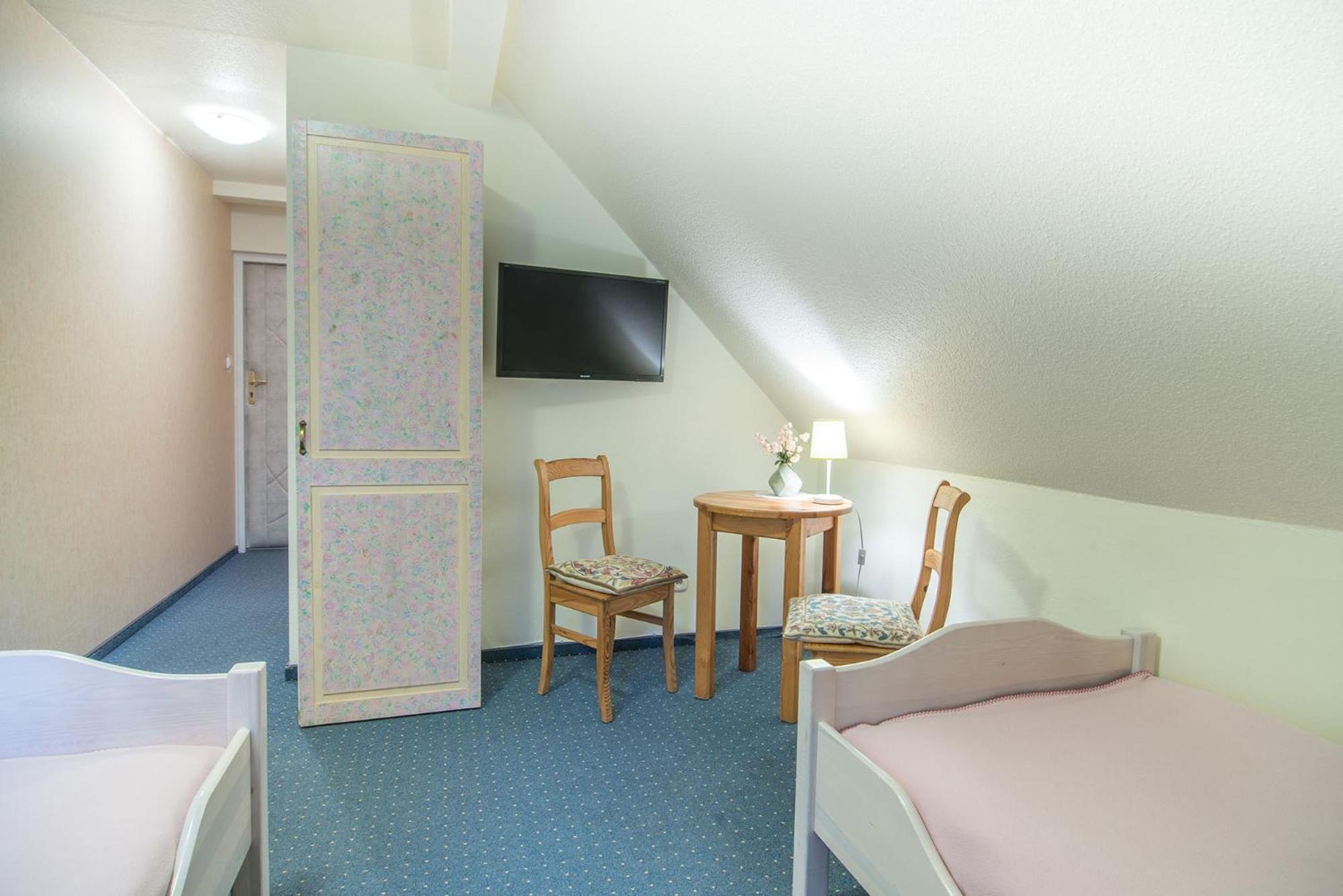 Double or Twin Room with Private Bathroom - Photo 1