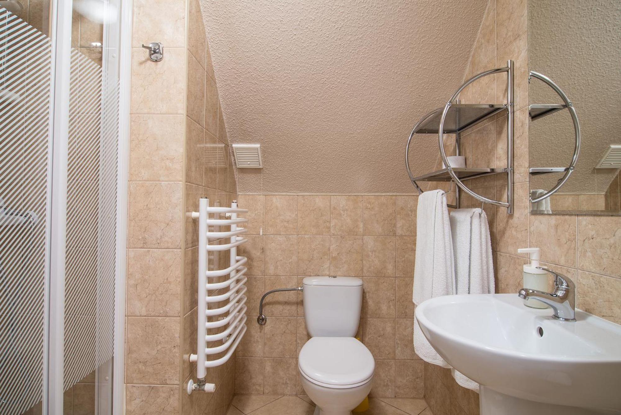 Double or Twin Room with Private Bathroom - Photo 2