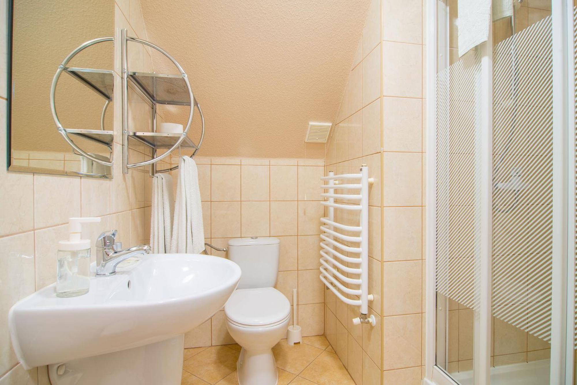 Double Room with Private Bathroom - Photo 4