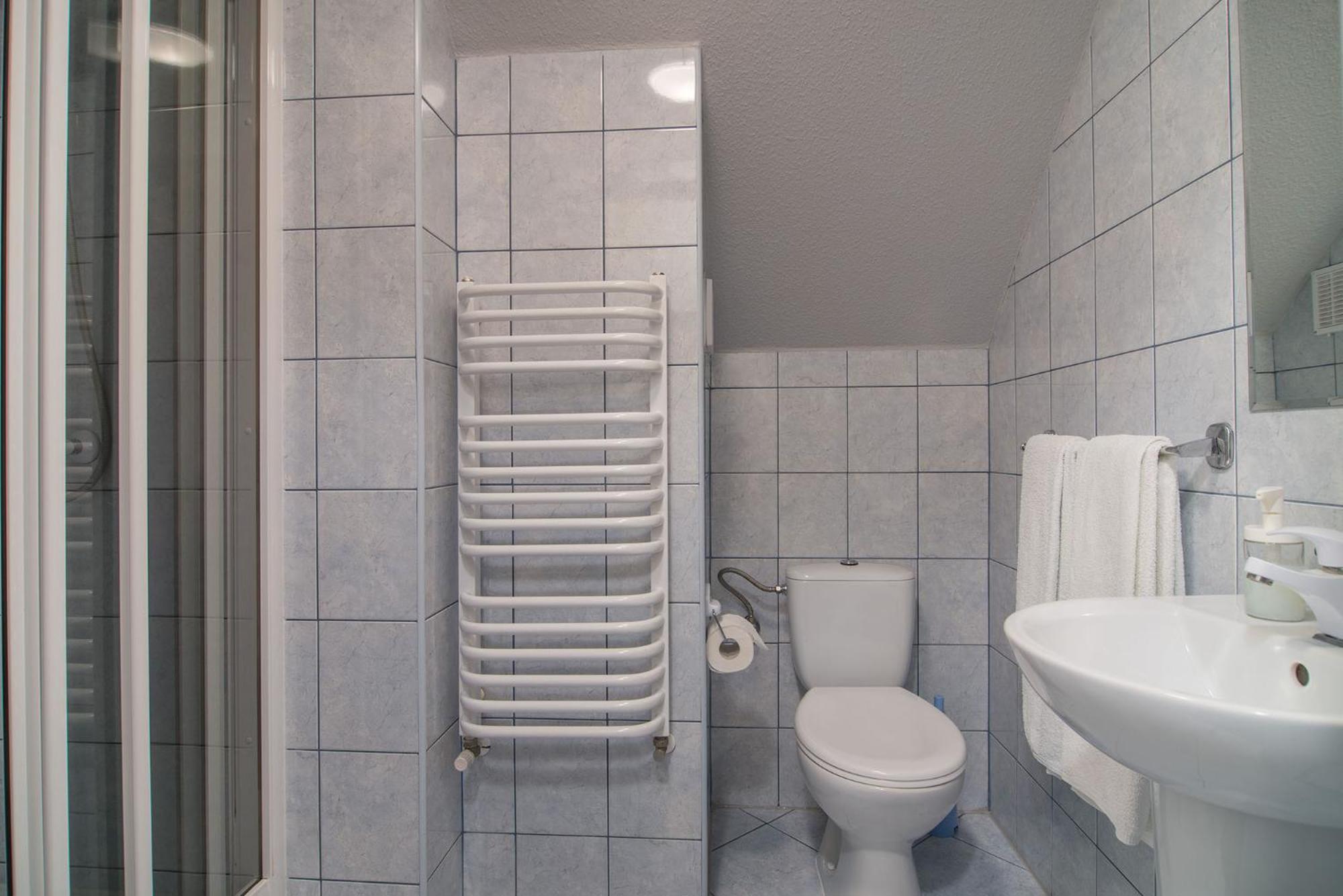 Double Room with Private Bathroom - Photo 2