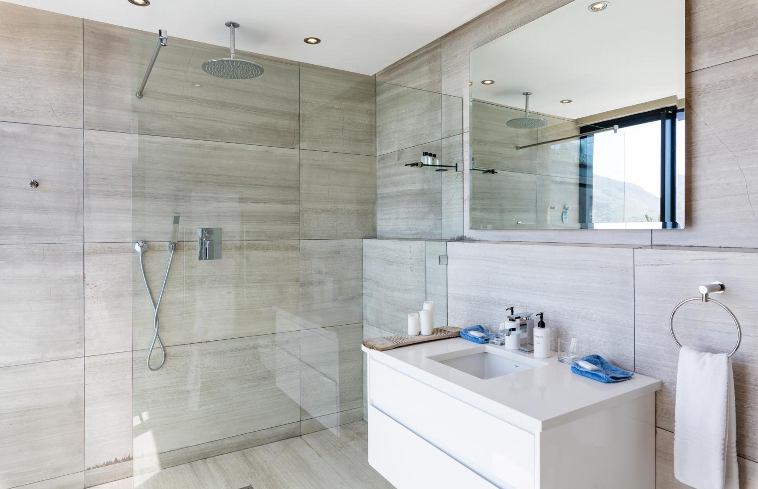 Sea View Suite - Photo 3