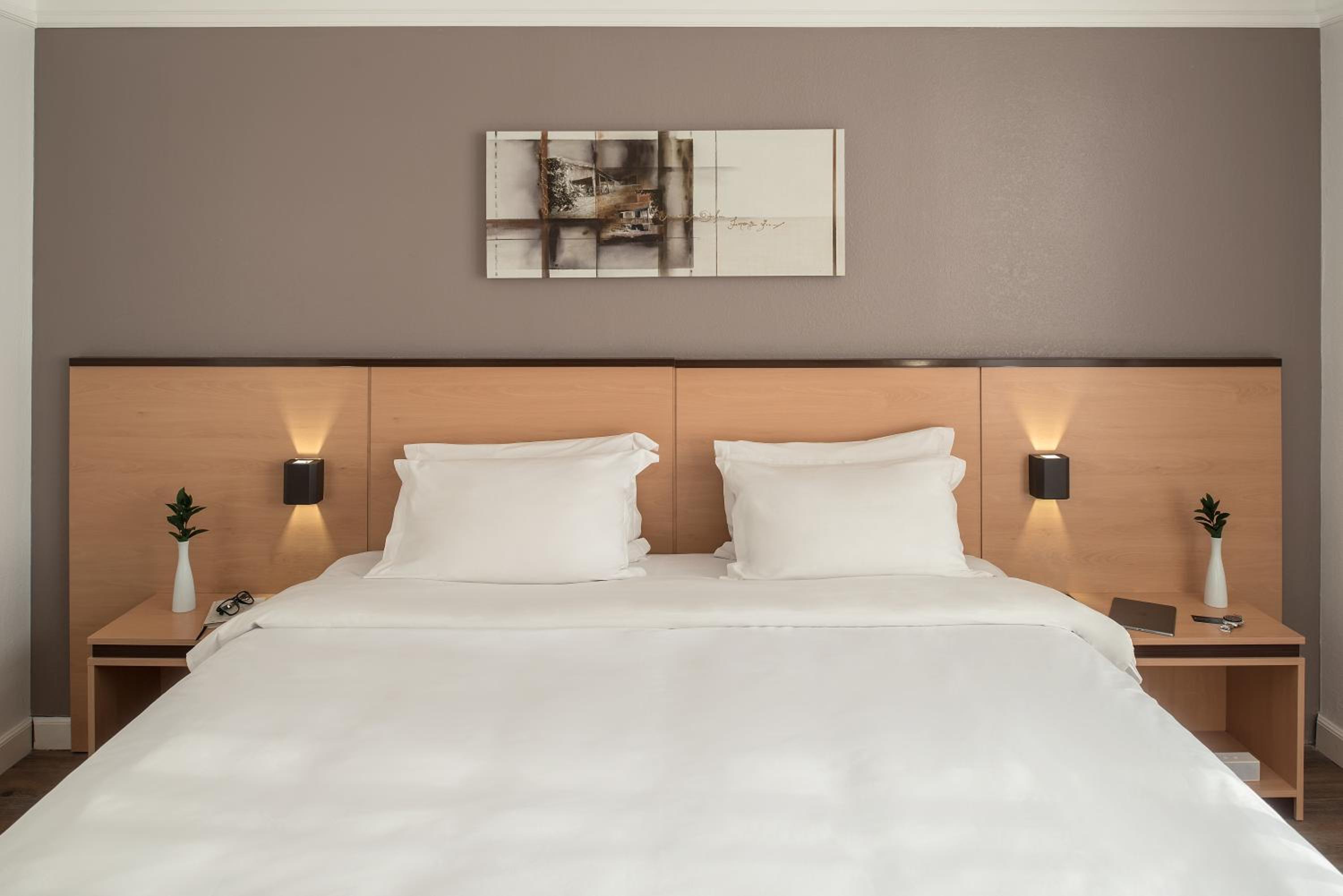 Standard Triple - 1 King Bed and 1 Single Bed photo 2
