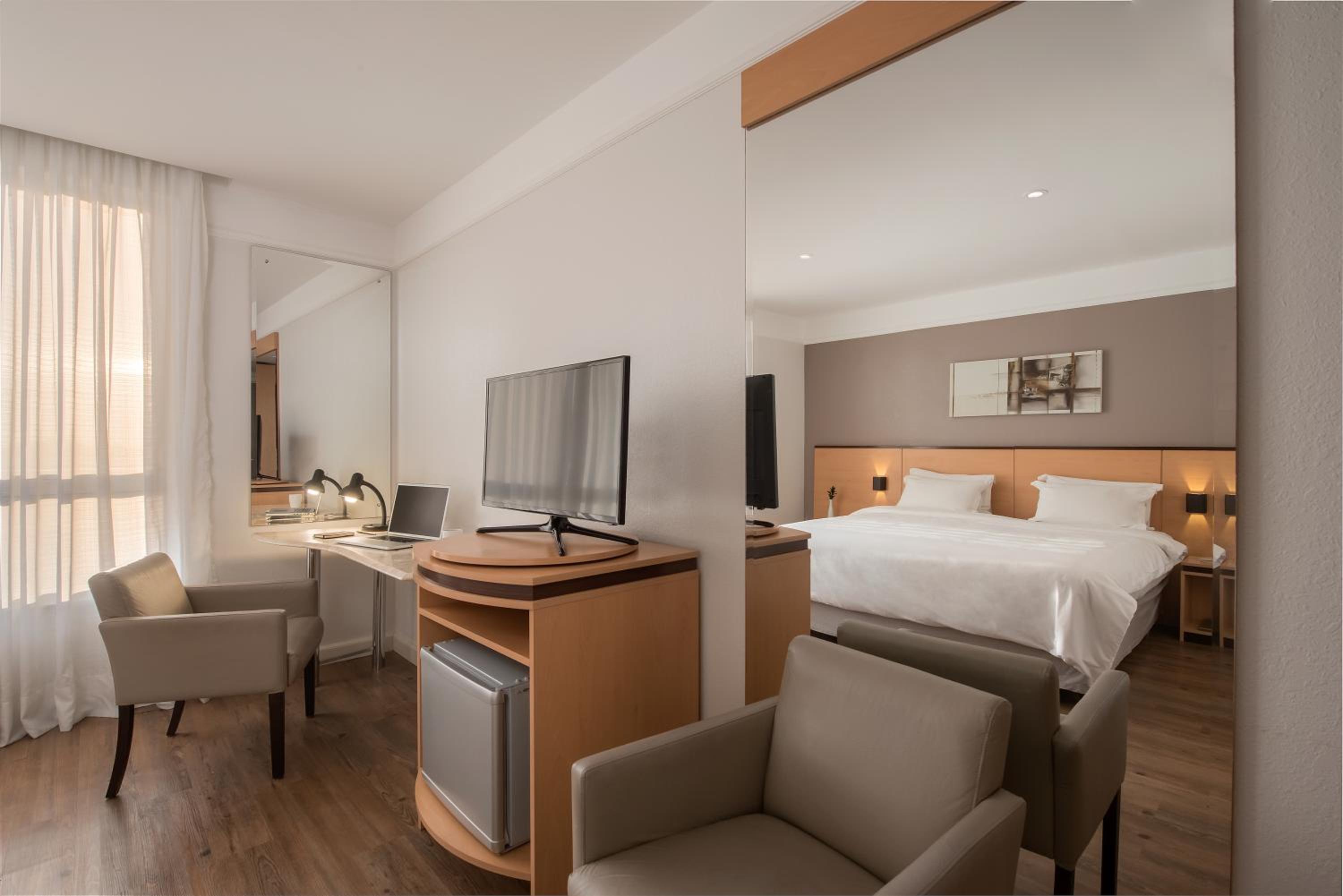 Luxury Triple - 1 King Bed and 1 Single Bed photo 3