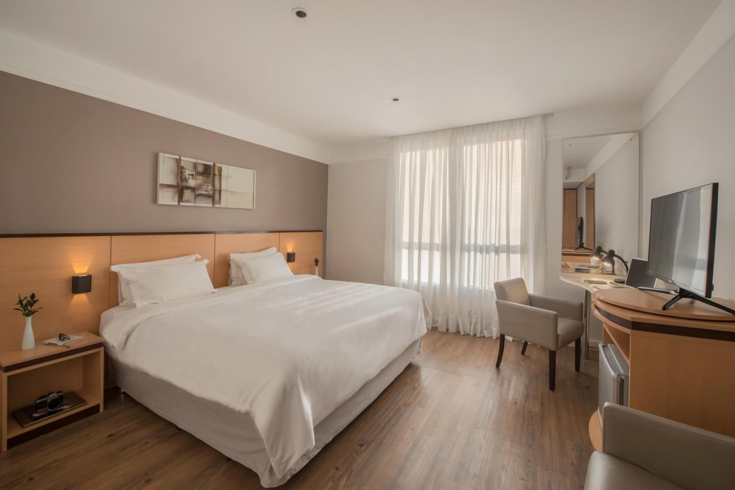 Standard Double - 1 King Bed photo 1