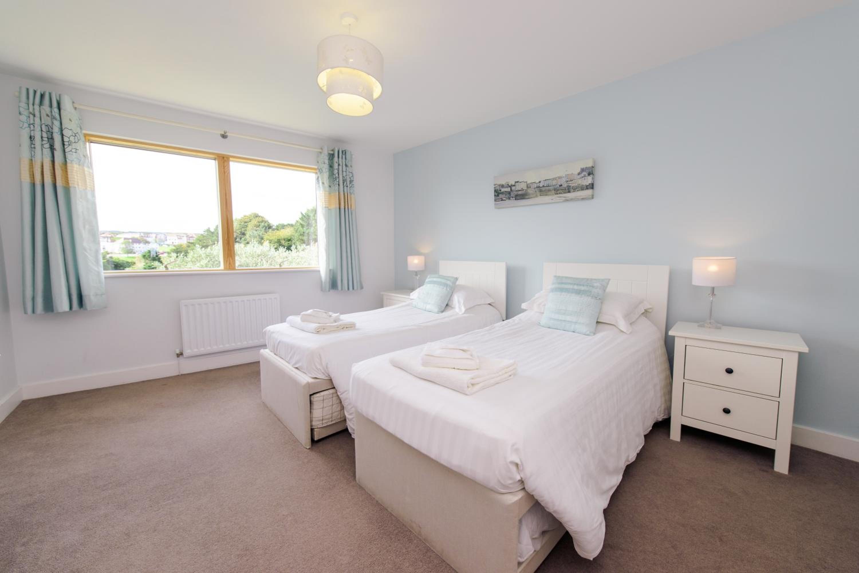 Superior Three-Bedroom Apartment with Sea View photo 2