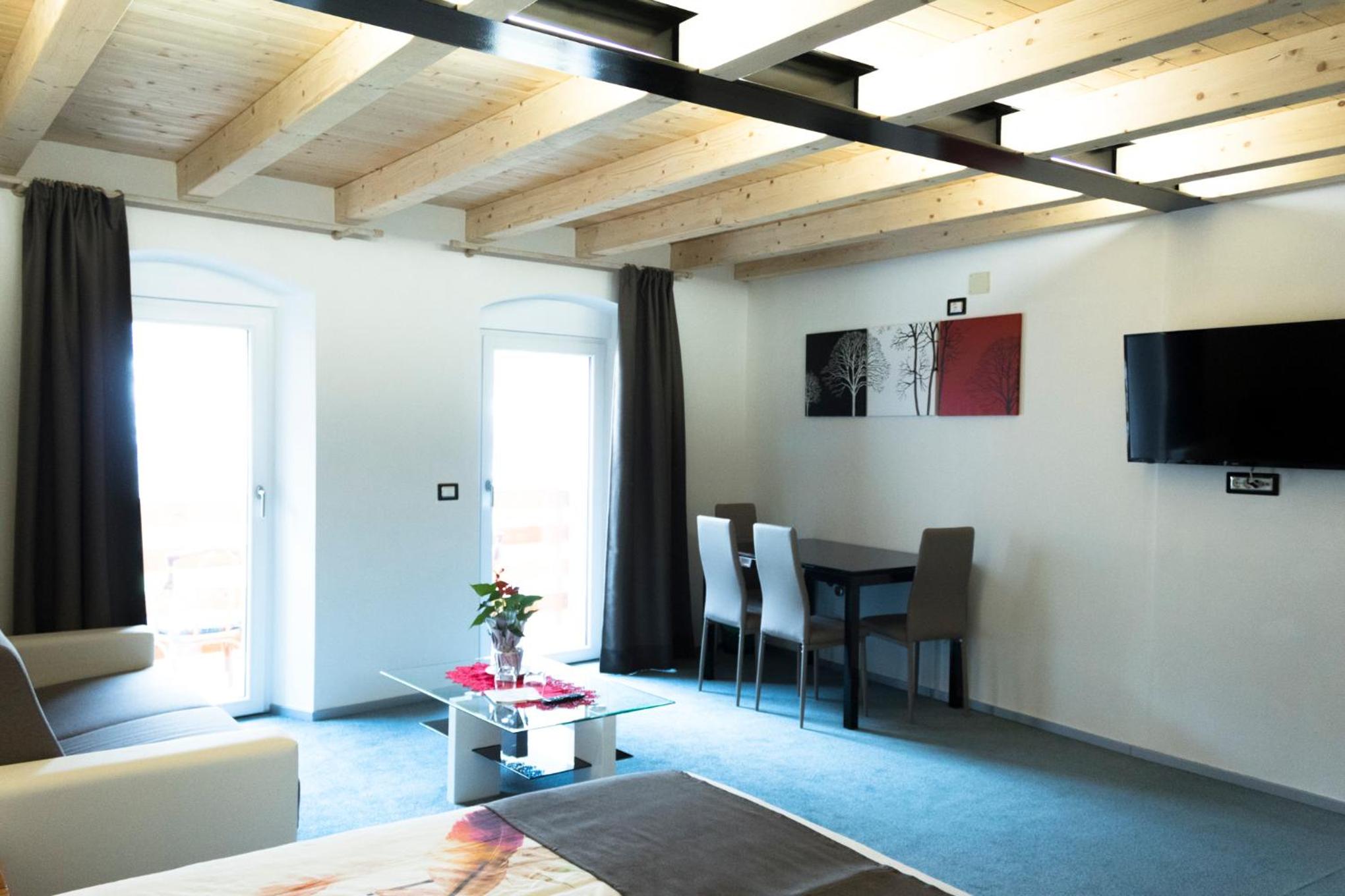 Junior Suite with Balcony - Photo 3