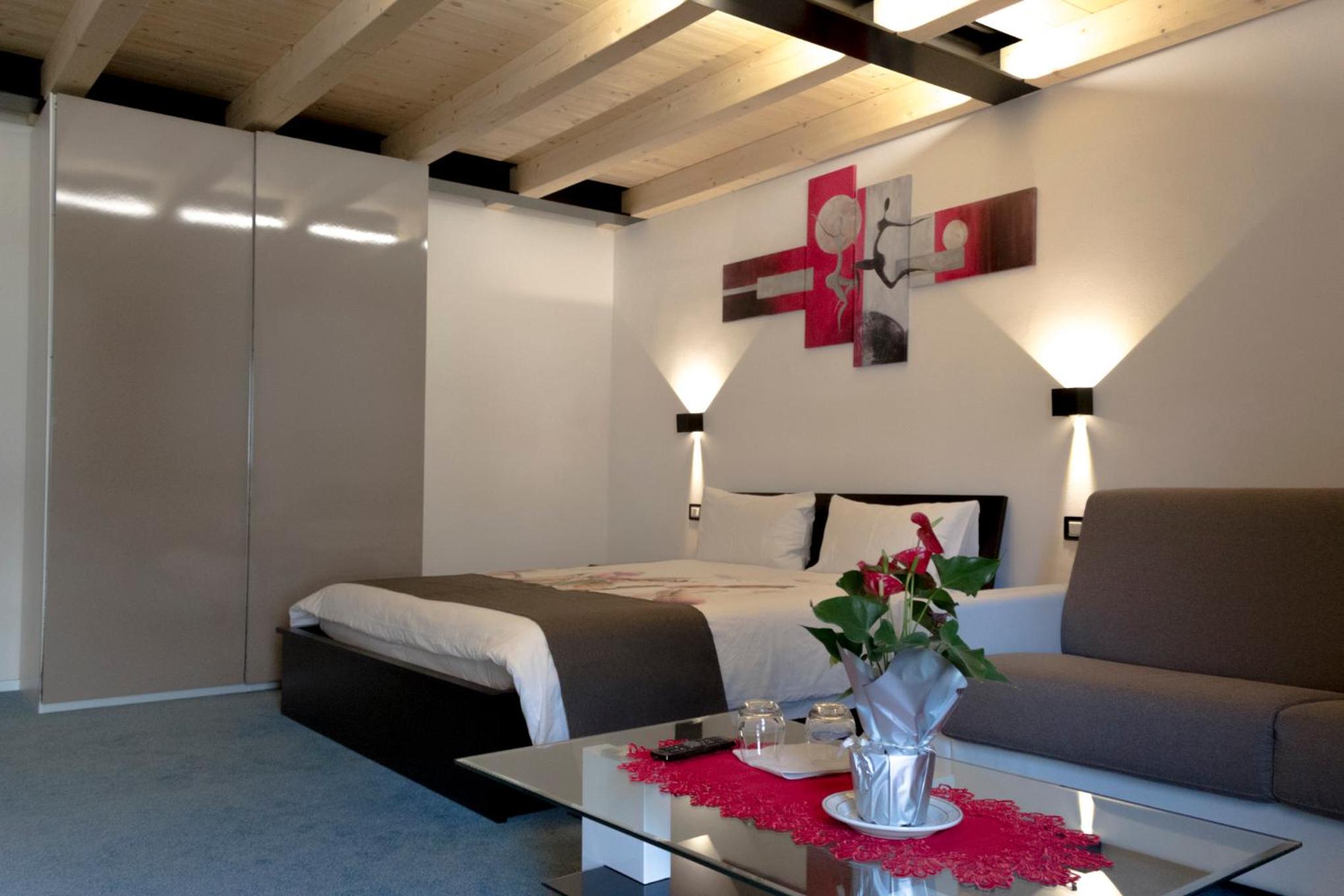 Junior Suite with Balcony - Photo 4
