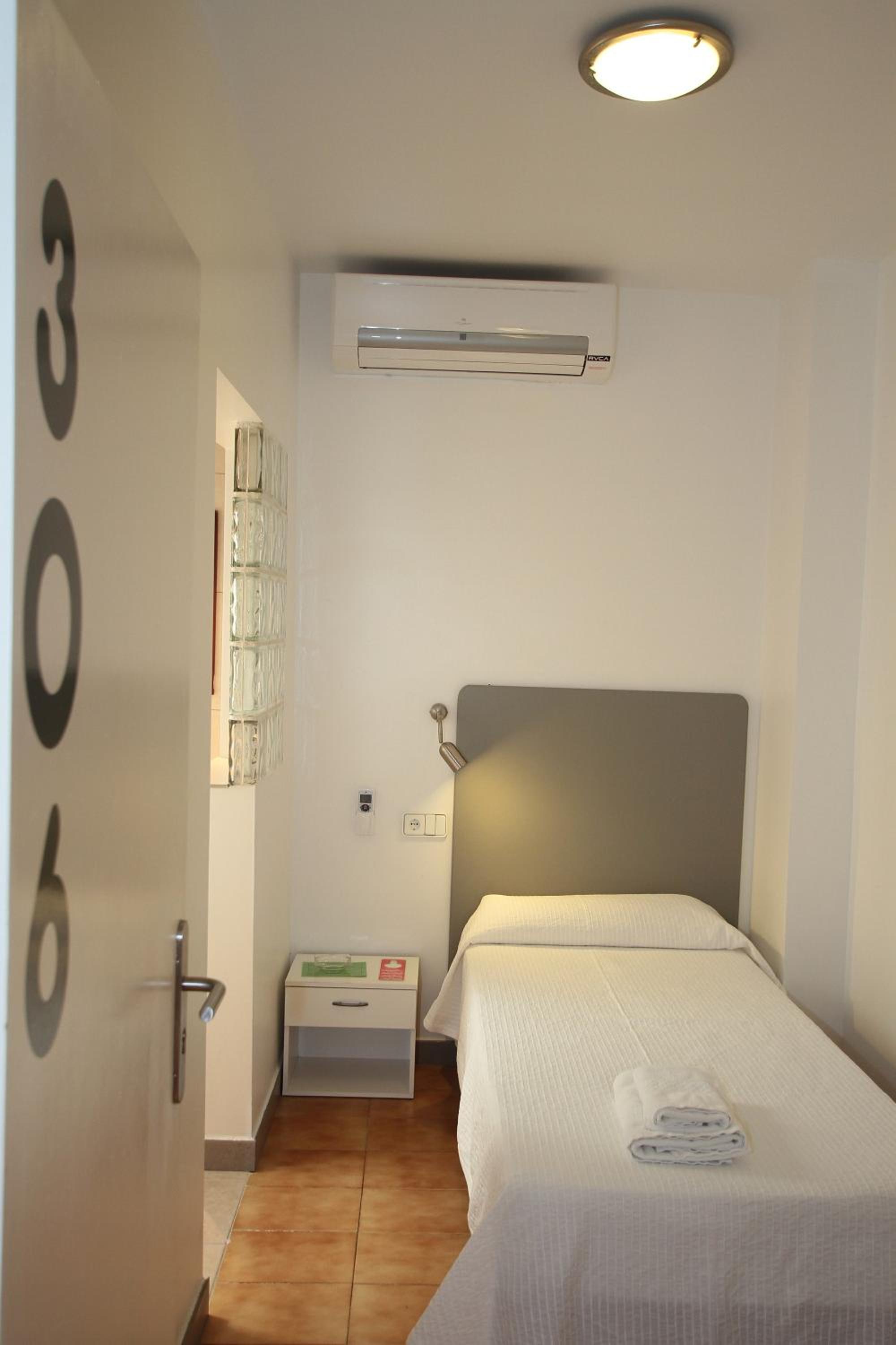 Habitación individual con baño compartido