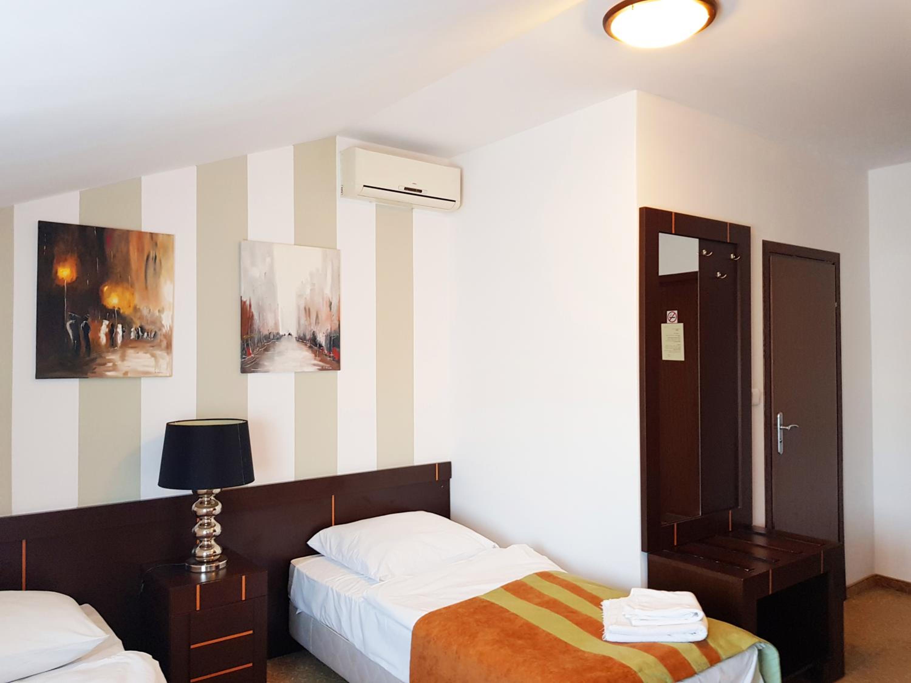 Twin Room - Photo 5