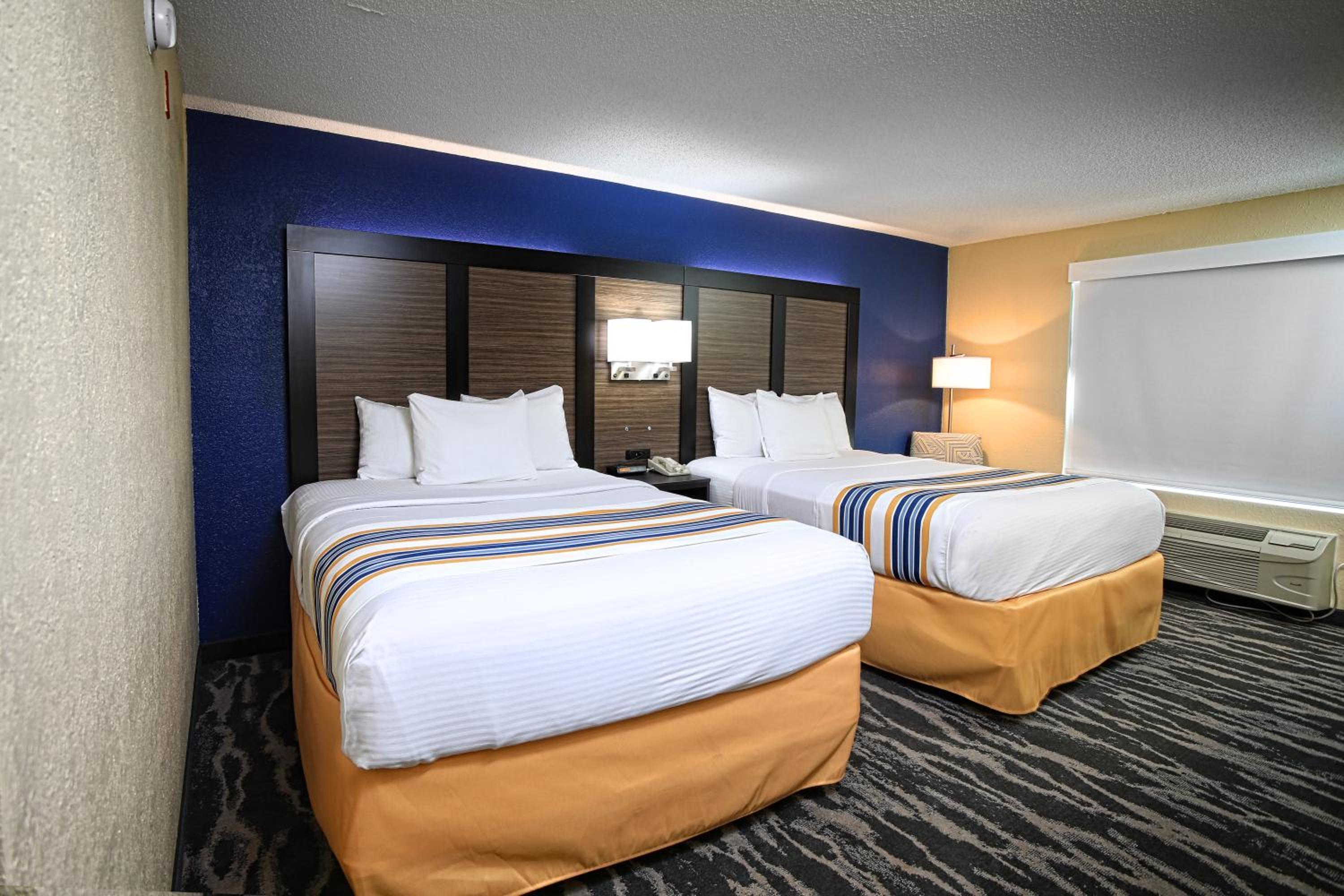 Queen Room with Two Queen Beds - Photo 2