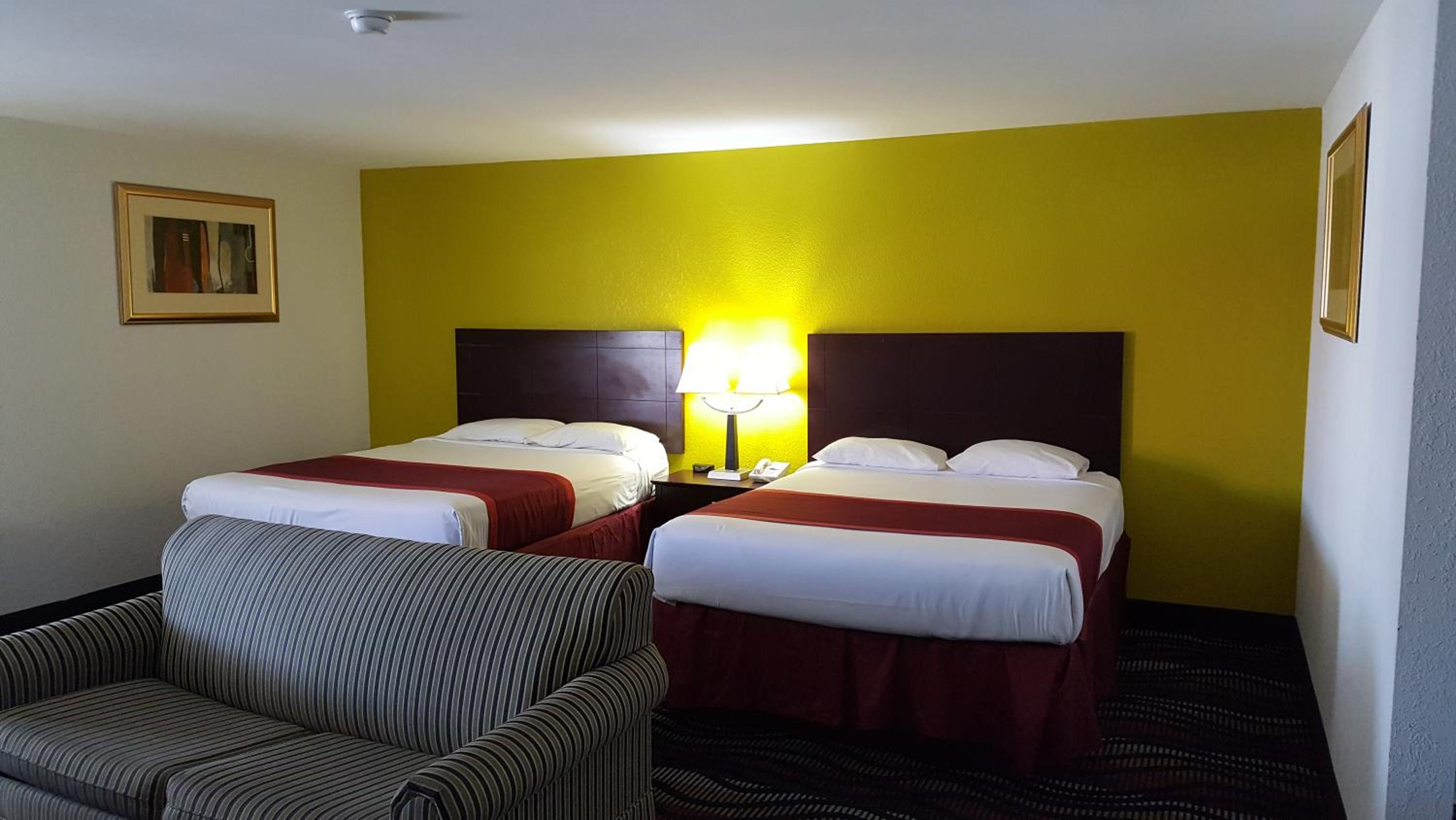 Queen Suite with Two Queen Beds - Photo 2